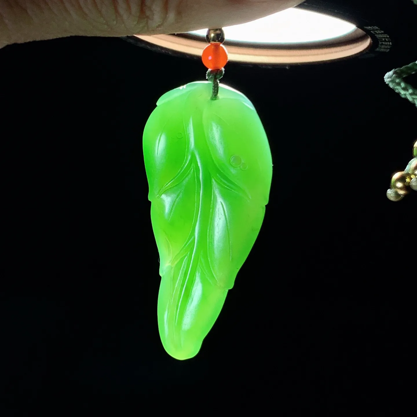 和田玉阳绿俄罗斯碧玉金枝玉叶挂件 尺寸44/20/8重11克 玉质细腻油润 底色纯净 脂粉好，品质好。lt260228