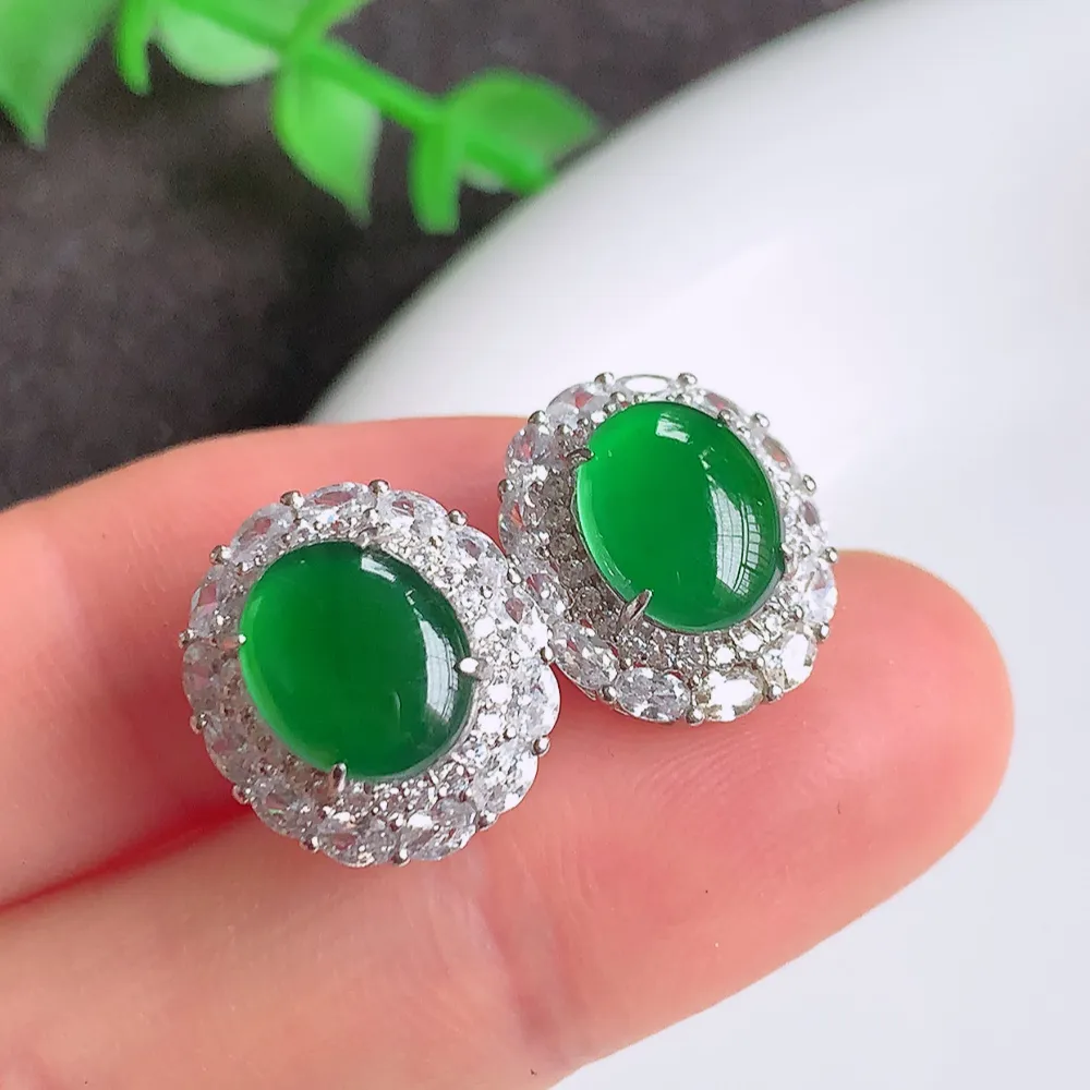 冰透满绿翡翠925银镶嵌耳钉，自然光实拍，翠色灵动，颜色漂亮，种老水足，品相佳，佩戴佳品！W815.28  取一尺寸：15.5-13.6-8mm  裸石尺寸：10-8mm