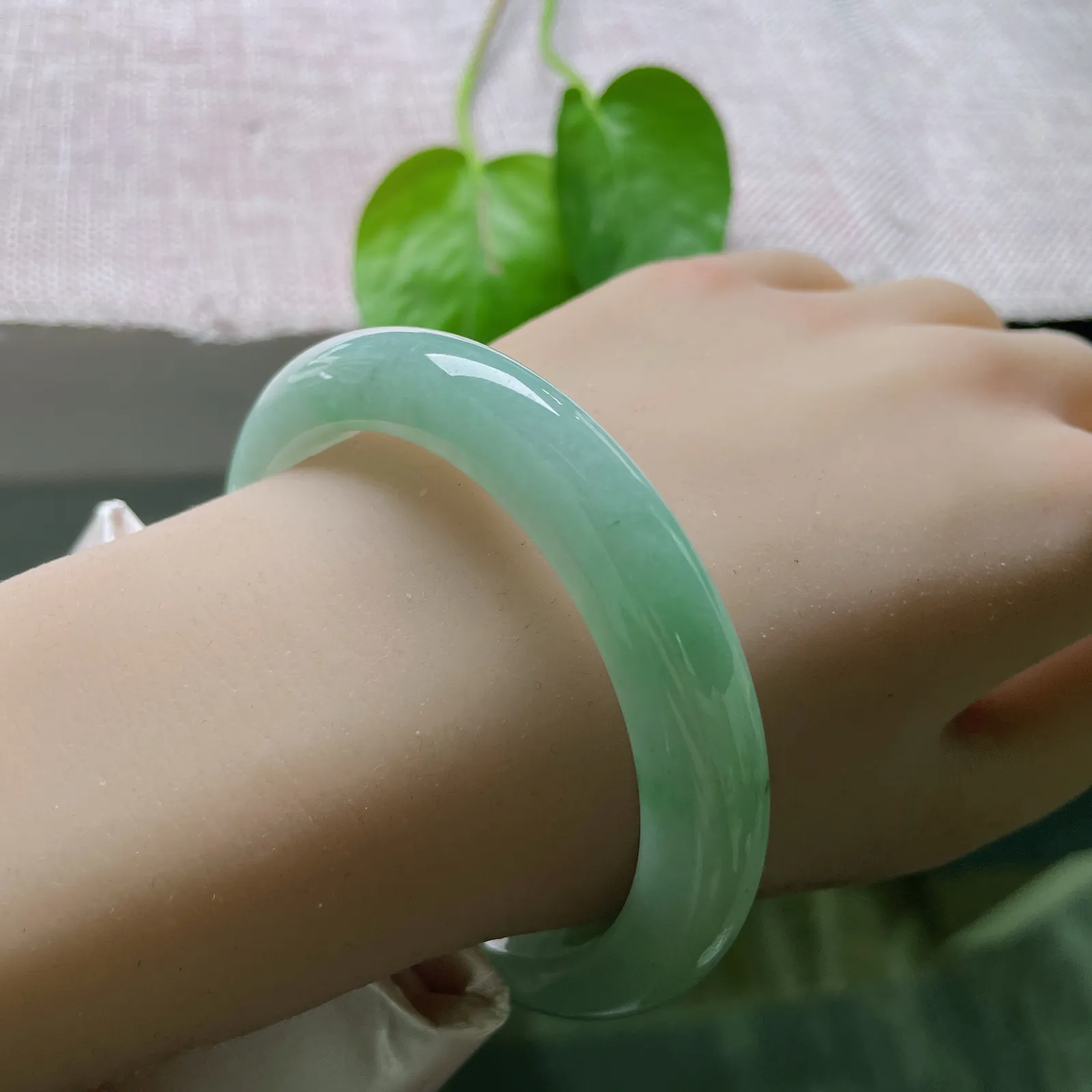 57.2/10.7/9.7绿底正圈，水润细腻，温婉可人，贵气，棉线