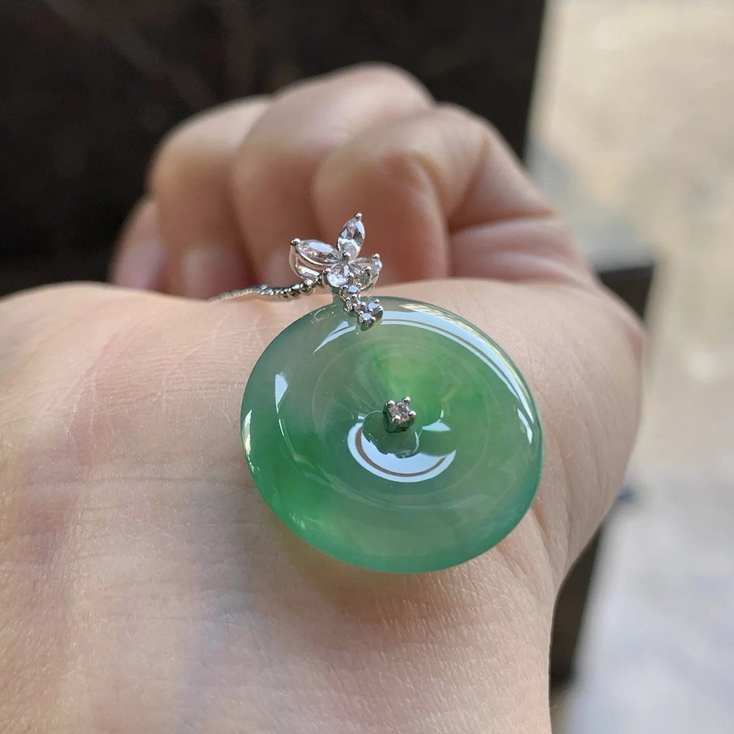 金扣绿色平安扣^_^鲜艳 玉质温润 尺寸20.9-4mm