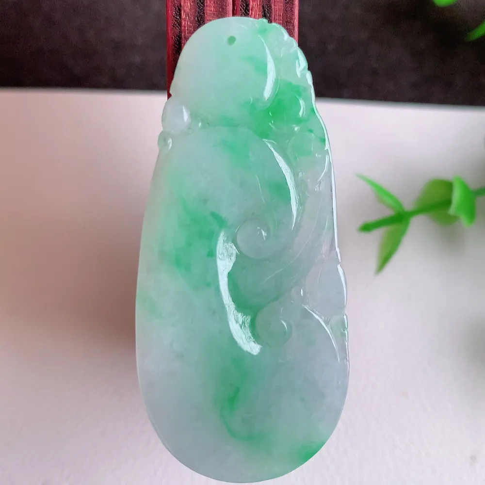 冰润飘阳绿吉祥如意翡翠吊坠  寓意“万事如意，吉祥如意,福寿绵长 心想事成”饱满大气，通透水润  W140.28  尺寸： 48.8-22.7-6mm