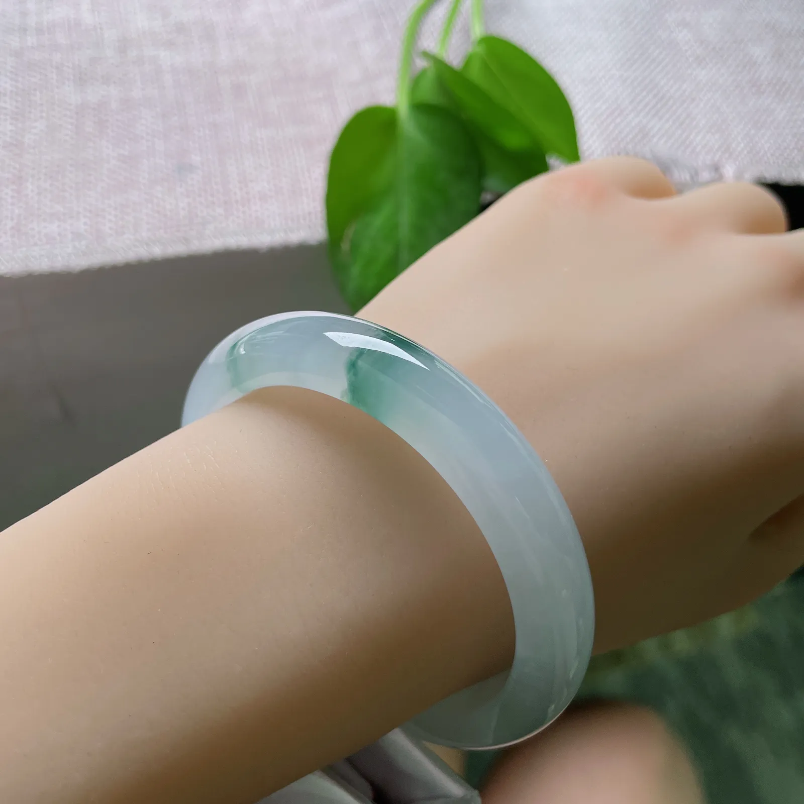 53.8/10.6/7.6冰飘花正圈，胶润，冰底澄澈如冻泉初开，飘花似墨痕晕染