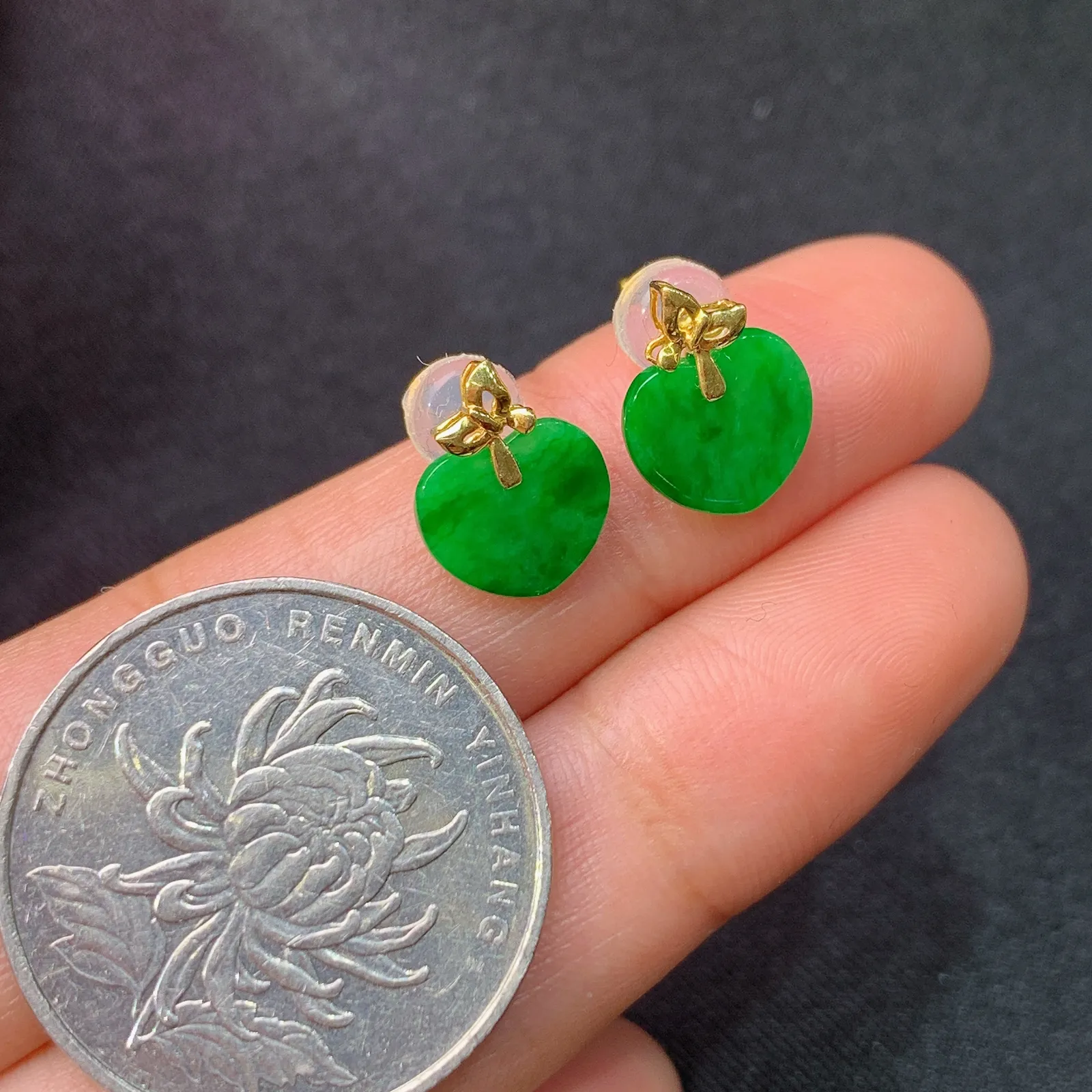 阳绿爱心耳钉，18k金镶嵌，简约时尚，冰润色阳，Xyg取一裸石尺寸7.6*8.7*1.1