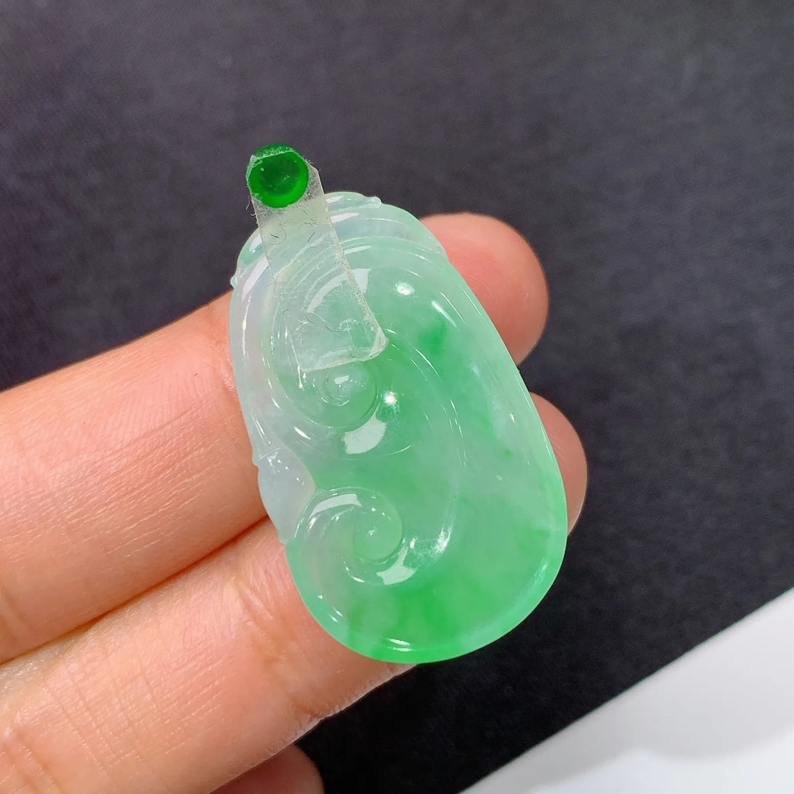 冰飘绿如意，镶嵌佳品，冰润色阳，玉质细腻，种水足，Xg 尺寸29.6*17.8*3.6