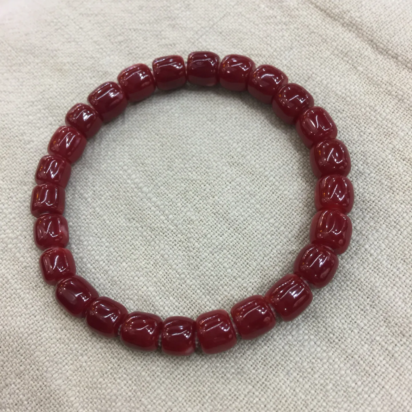 【天然日本阿卡赤血牛血红珊瑚7.74mm桶珠单手串】天然无添加无优化，日本产地，阿卡材料，赤血牛血红颜色，光泽柔润透亮，生长千年，佛教珍宝，气场强，稀少而珍贵！裸石尺寸为7.74-6.44mm，重量14.42克！材料限制裸石有阿卡标志性白芯眼