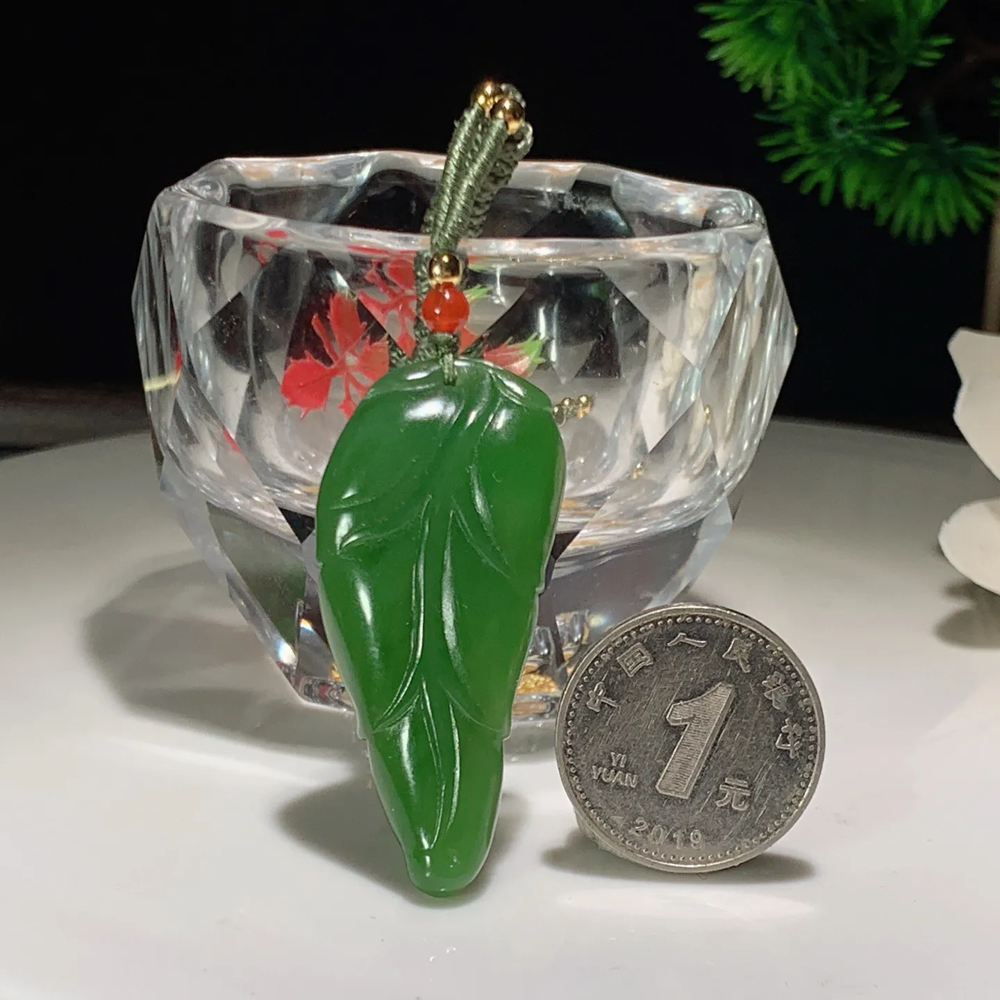 和田玉阳绿俄罗斯碧玉金枝玉叶挂件 尺寸44/20/8重11克 玉质细腻油润 底色纯净 脂粉好，品质好。lt260228