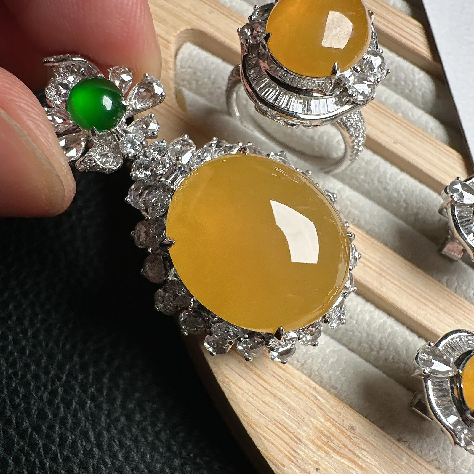 冰黄老坑首饰三件套，裸石尺寸项链20.2*17.4*8mm，戒指12.5*11*5.2毫米，耳钉9.5*9.1*4.3mm