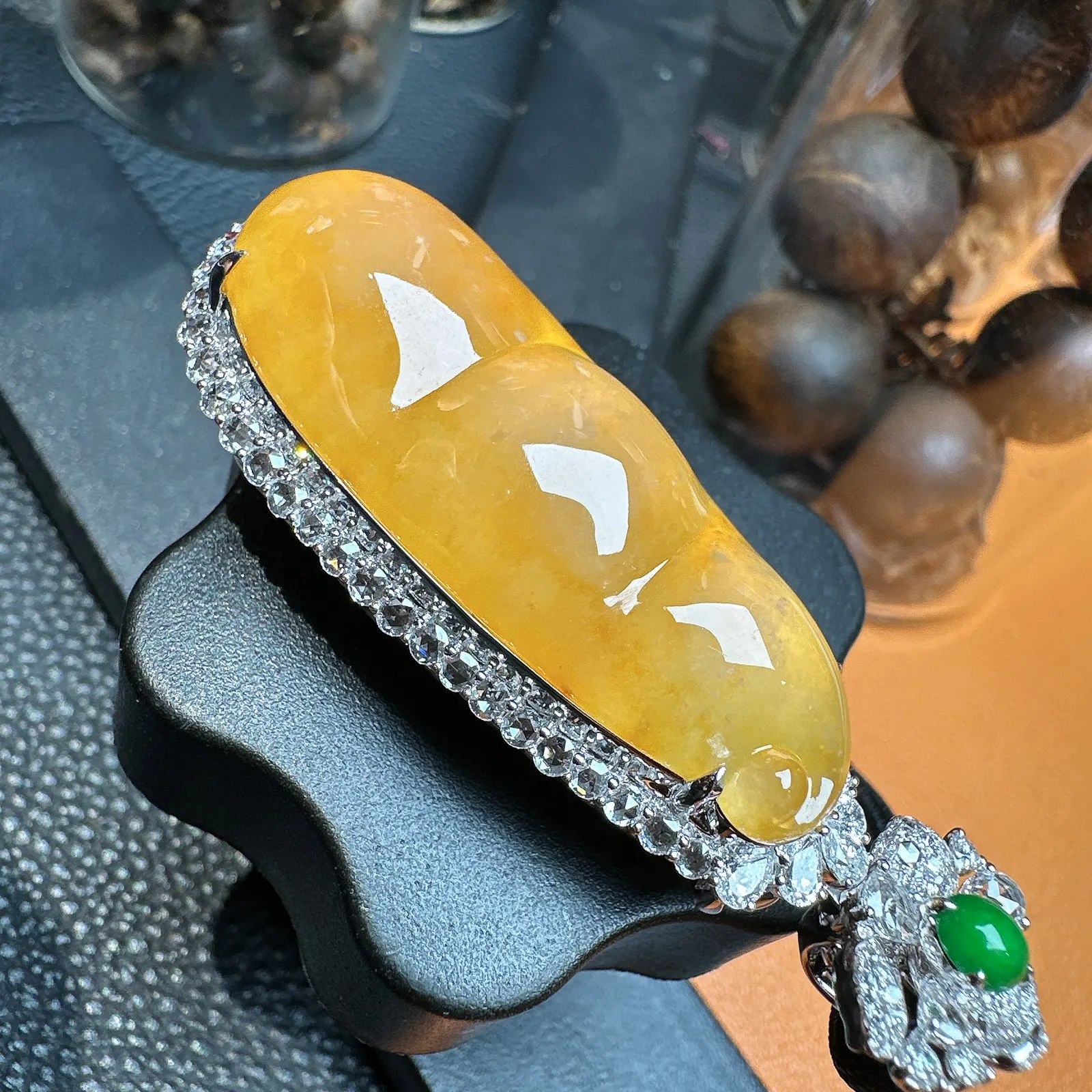 冰黄大福豆，达到冰种的大件黄翡料子，无纹无裂，天然色泽，稀缺品，裸石尺寸42.1*16.4*7.8毫米。