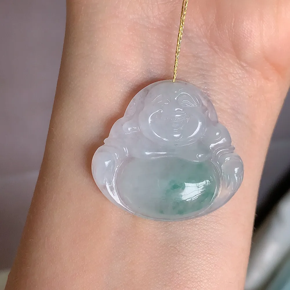 冰润飘花佛公挂件 玉质细腻  精雕弥勒佛，笑佛福耳垂肩，面相喜庆，开怀大笑，憨态可掬。惟妙惟肖，寓意