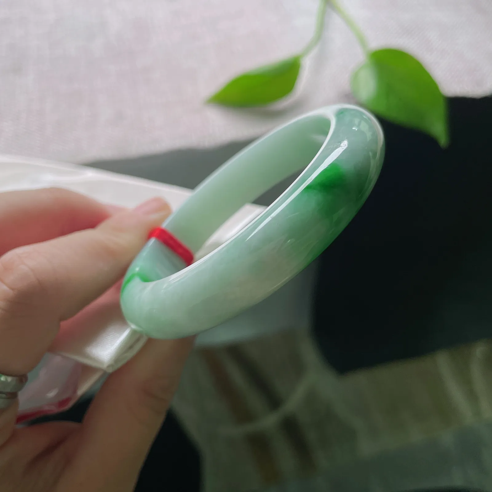 53.5/12.3/8，飘绿正圈，翠色鲜艳夺目，一抹晴绿染镯间，似将春山裁成圈。皮纹