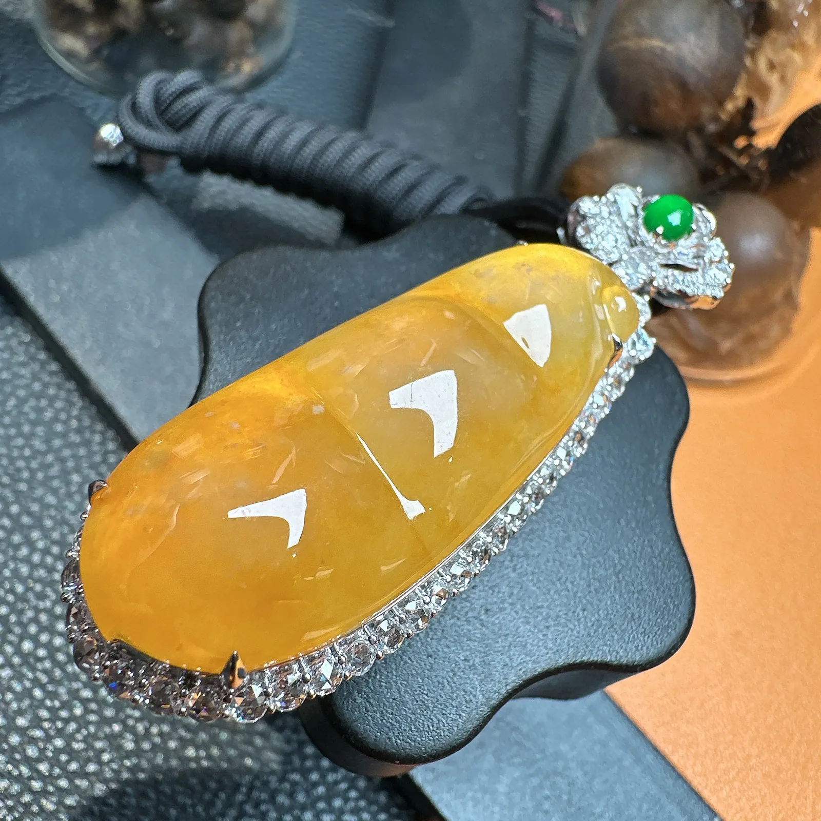 冰黄大福豆，达到冰种的大件黄翡料子，无纹无裂，天然色泽，稀缺品，裸石尺寸42.1*16.4*7.8毫米。