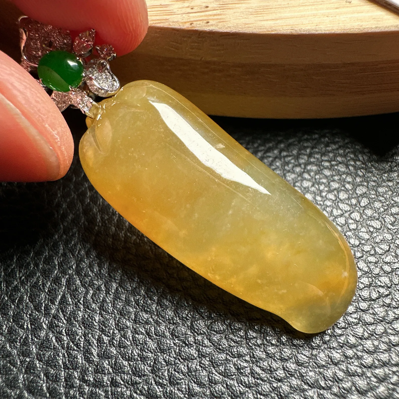 【冰黄】天然色冰黄大福瓜，稀缺度拉满，可遇不可求，冰种料子，饱满圆润，种老肉细，18K金扣头镶嵌。裸石尺寸40.5*16.7*7.5毫米。