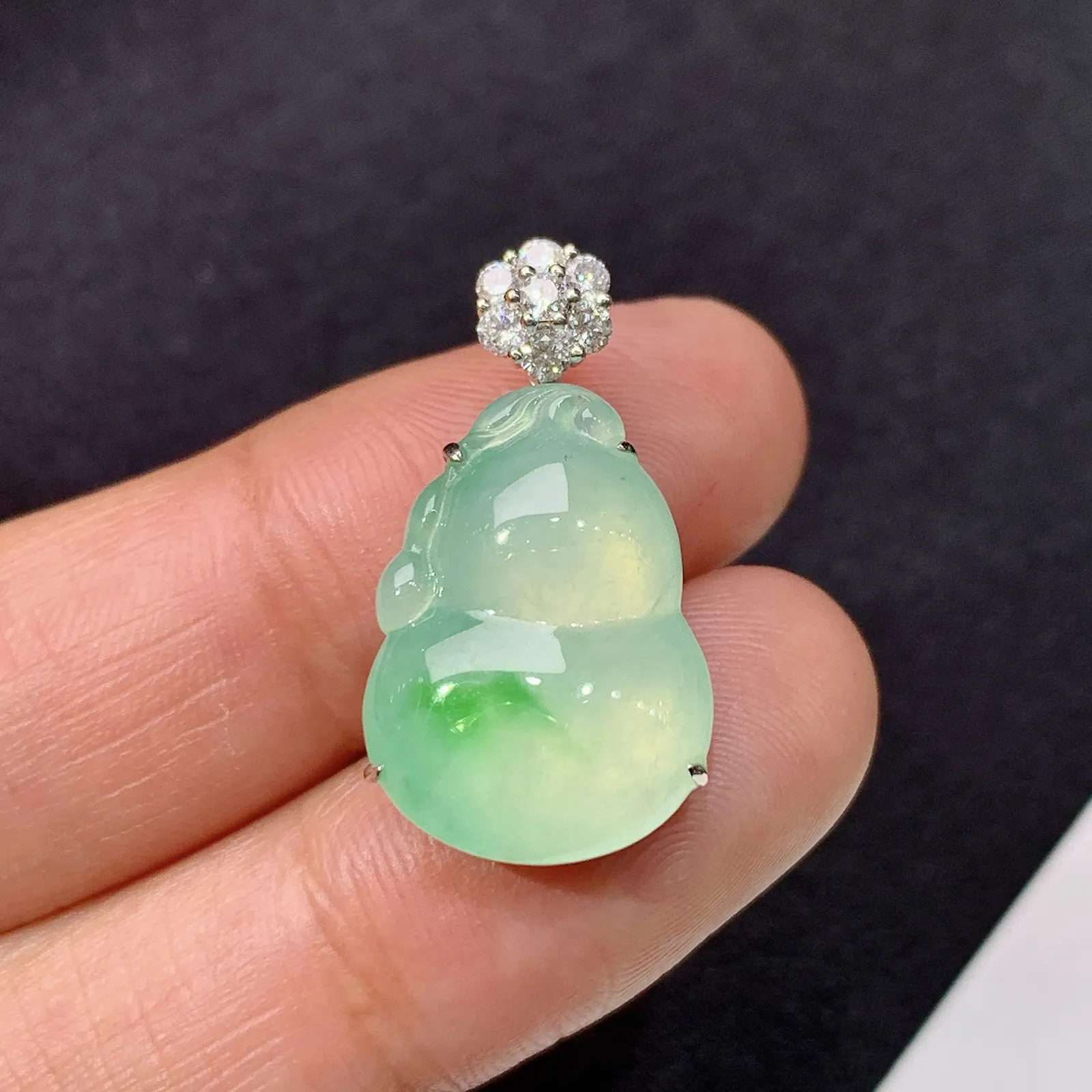 冰飘绿葫芦吊坠，18k金钻镶嵌，冰润饱满，玉质细腻，Tl整体尺寸23.8*12.9*6.8