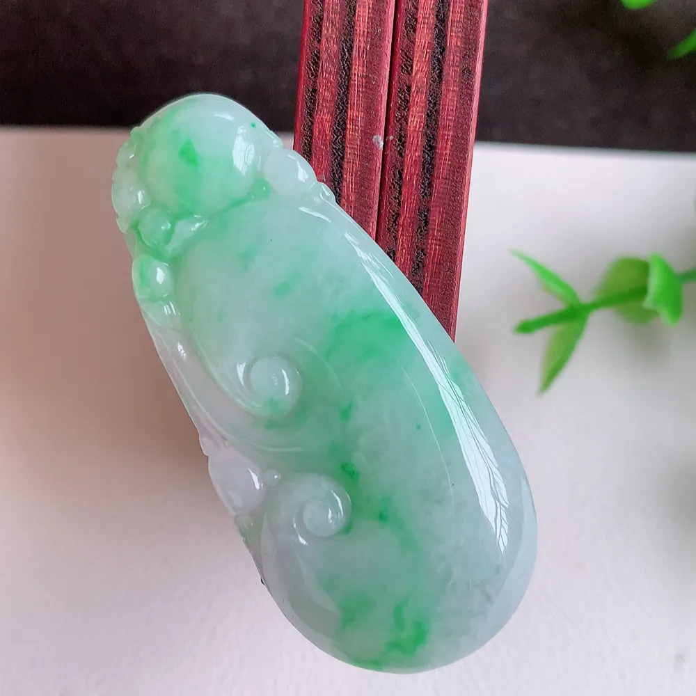 冰润飘阳绿吉祥如意翡翠吊坠  寓意“万事如意，吉祥如意,福寿绵长 心想事成”饱满大气，通透水润  W140.28  尺寸： 48.8-22.7-6mm