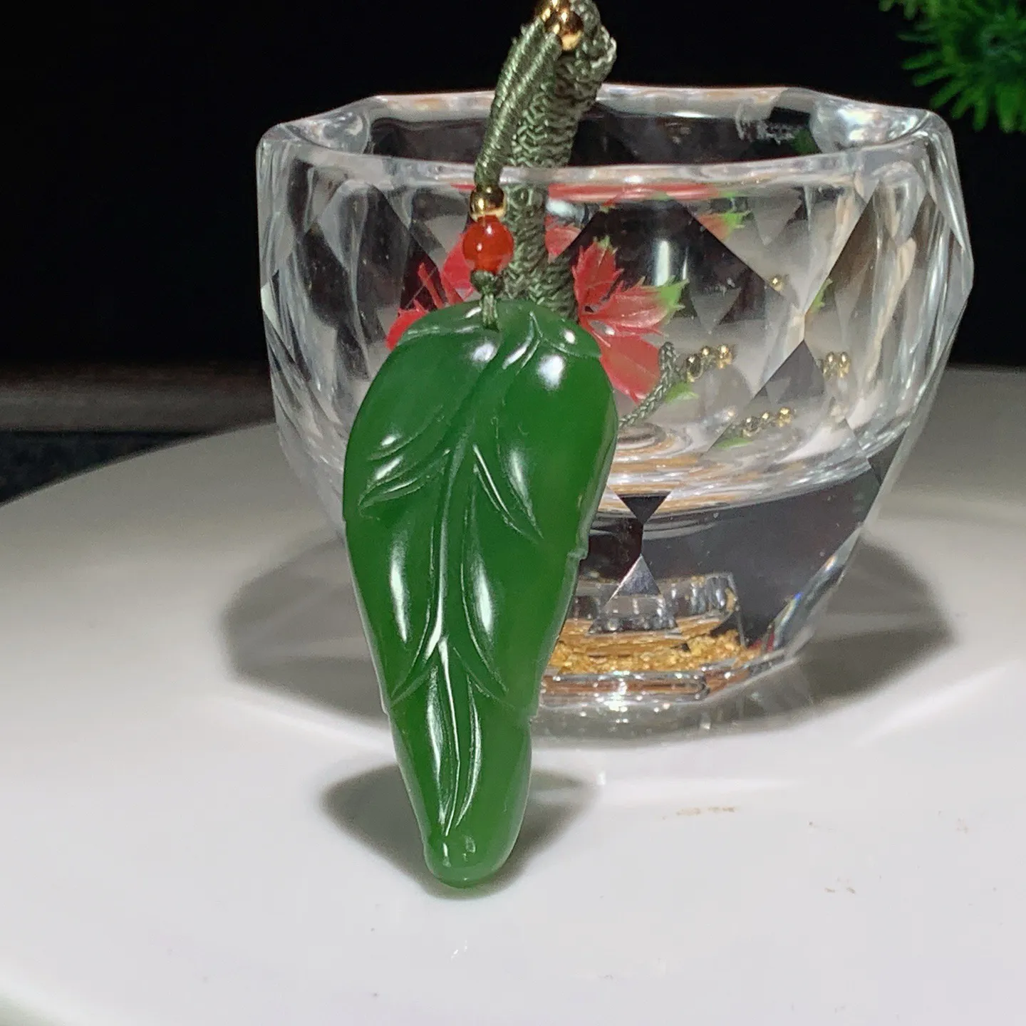 和田玉阳绿俄罗斯碧玉金枝玉叶挂件 尺寸44/20/8重11克 玉质细腻油润 底色纯净 脂粉好，品质好。lt260228