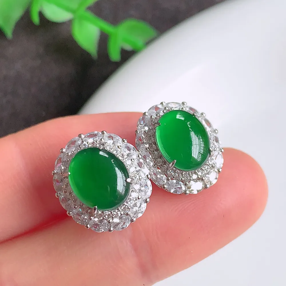 冰透满绿翡翠925银镶嵌耳钉，自然光实拍，翠色灵动，颜色漂亮，种老水足，品相佳，佩戴佳品！W815.