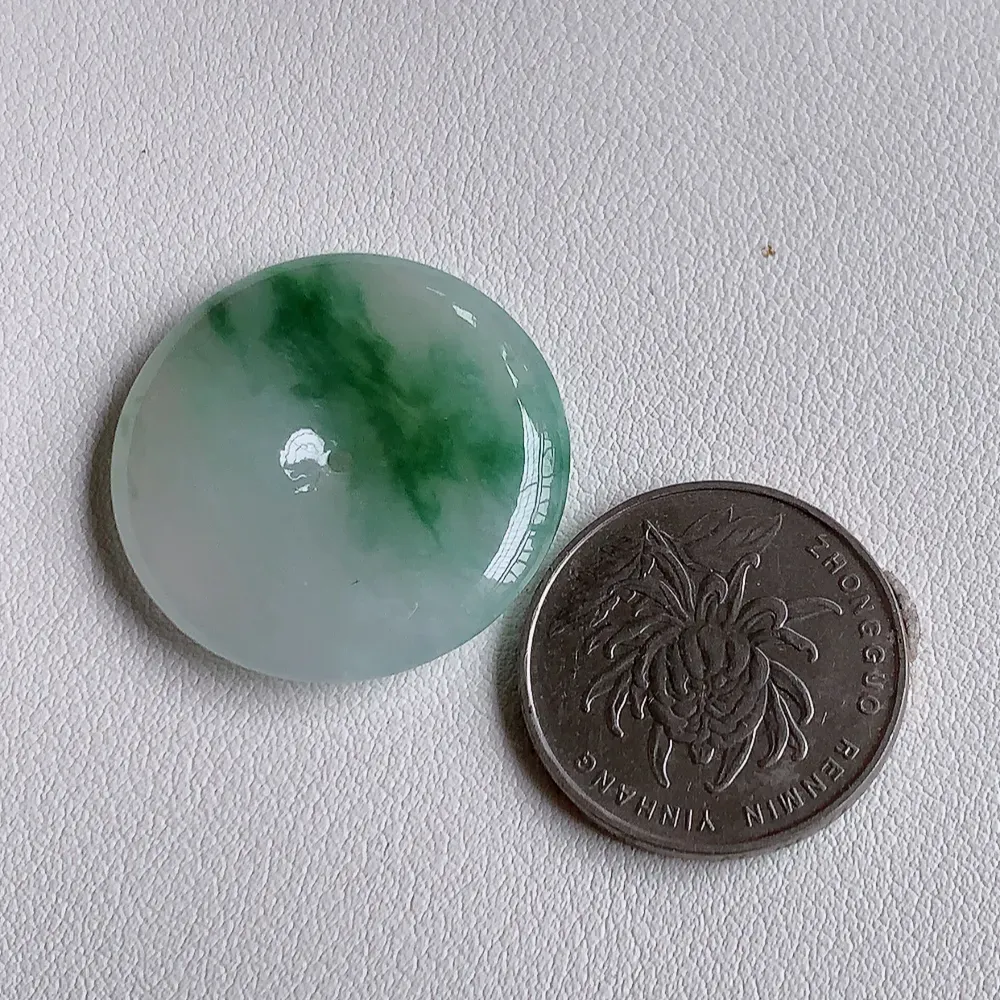 冰润飘花平安扣吊坠，厚装饱满，冰润剔透，细腻水足，种质润泽，飘花灵动，佩戴优雅大气，W400.28   尺寸：30.5-6mm