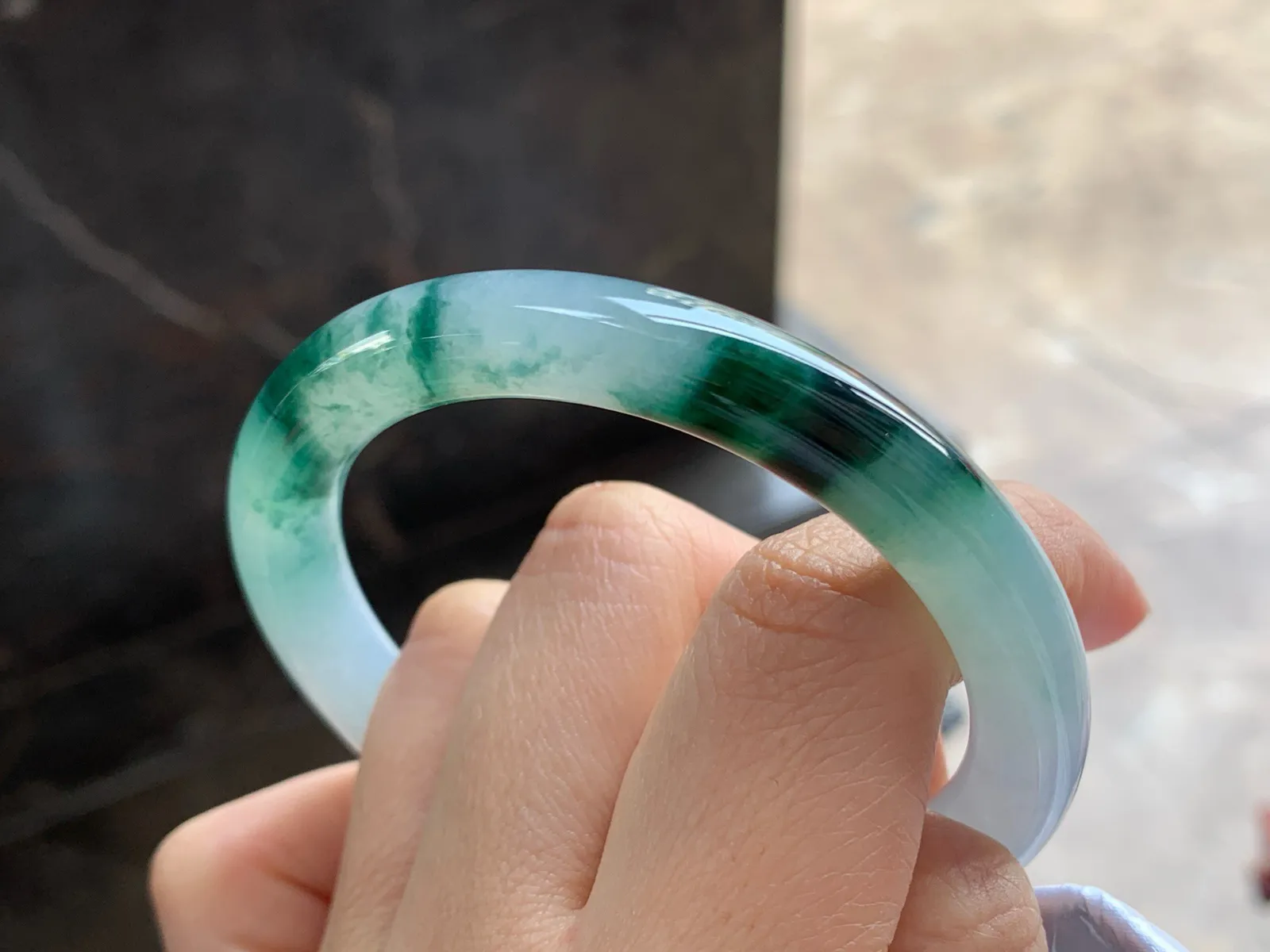 52-8.5

飘花圆条手镯^_^飘花浓郁 玉质温润