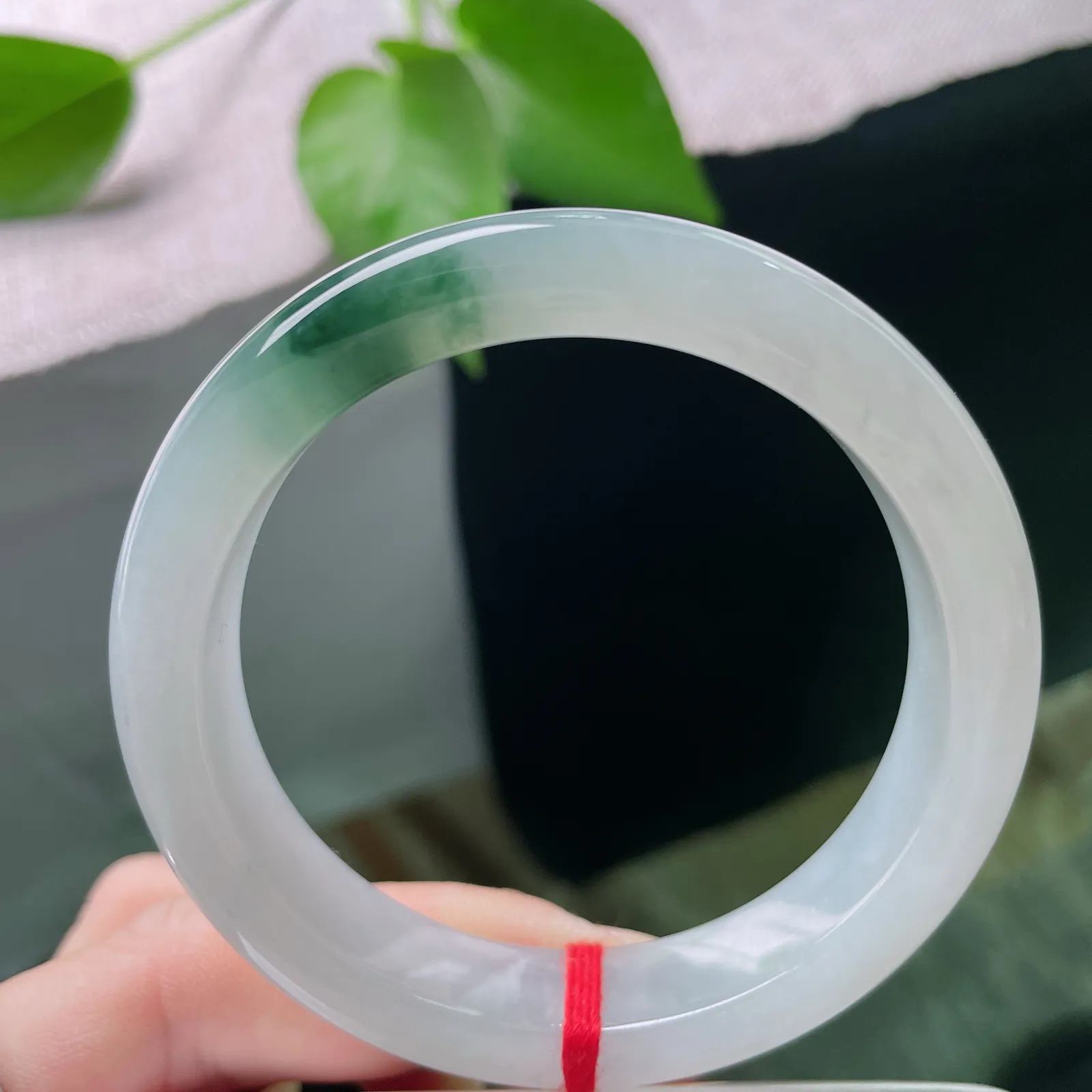 54.3/12.2/8.3，飘花正圈，半是清透半是雅。冰底是时光淬炼的纯净，飘花是自然勾勒的惊喜