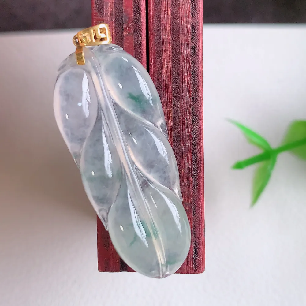 18k金扣冰润飘花金枝玉叶翡翠吊坠  老种起胶感  飘花灵动  寓意“金枝玉叶，大业有成，一夜成名”  饱满大气，水润通透。W40.28 尺寸：31-13.5-4.4mm