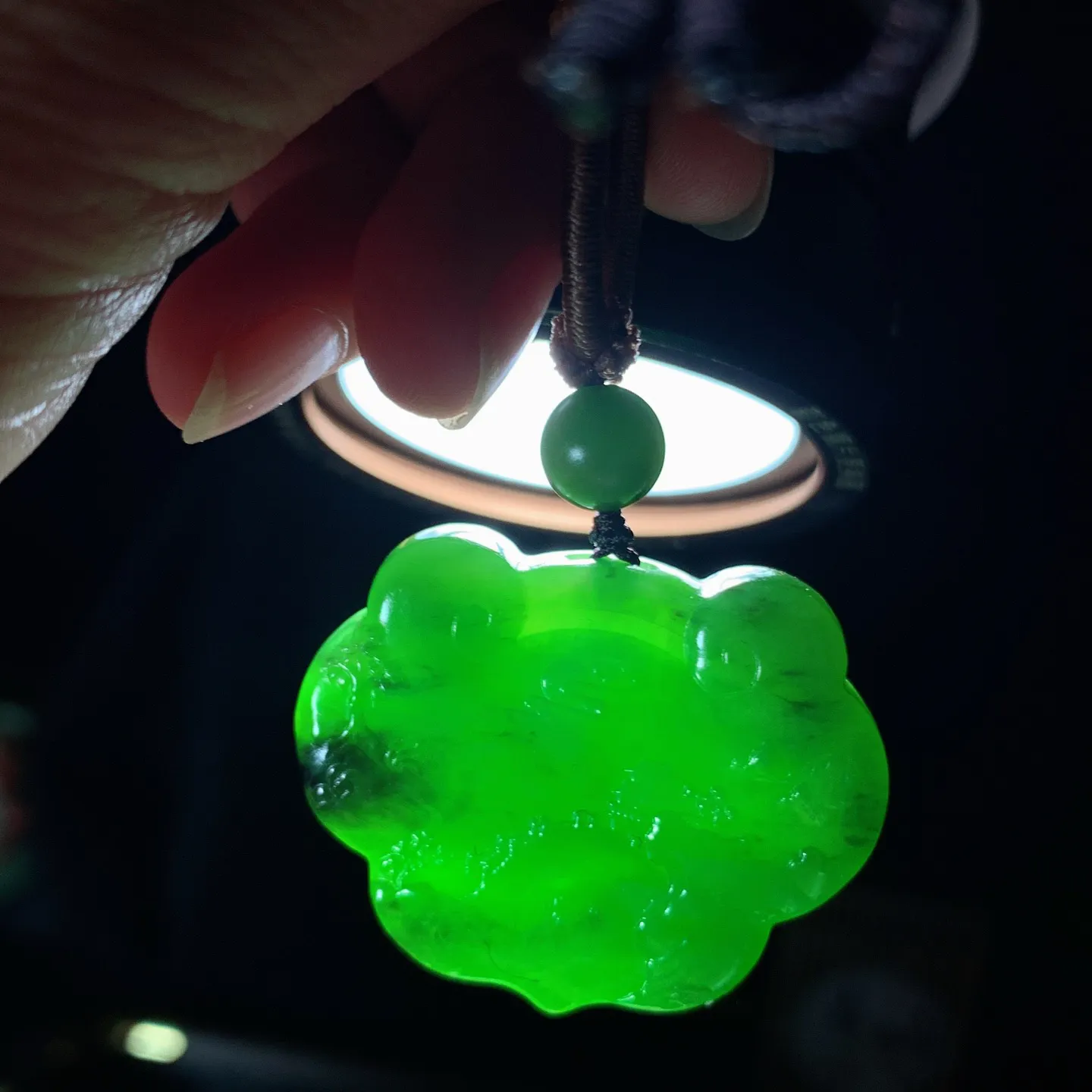 和田玉阳绿俄罗斯碧玉如意挂件 尺寸30/38/9重24.8克 玉质细腻油润 底色纯净 脂粉好，品质好。lt260228