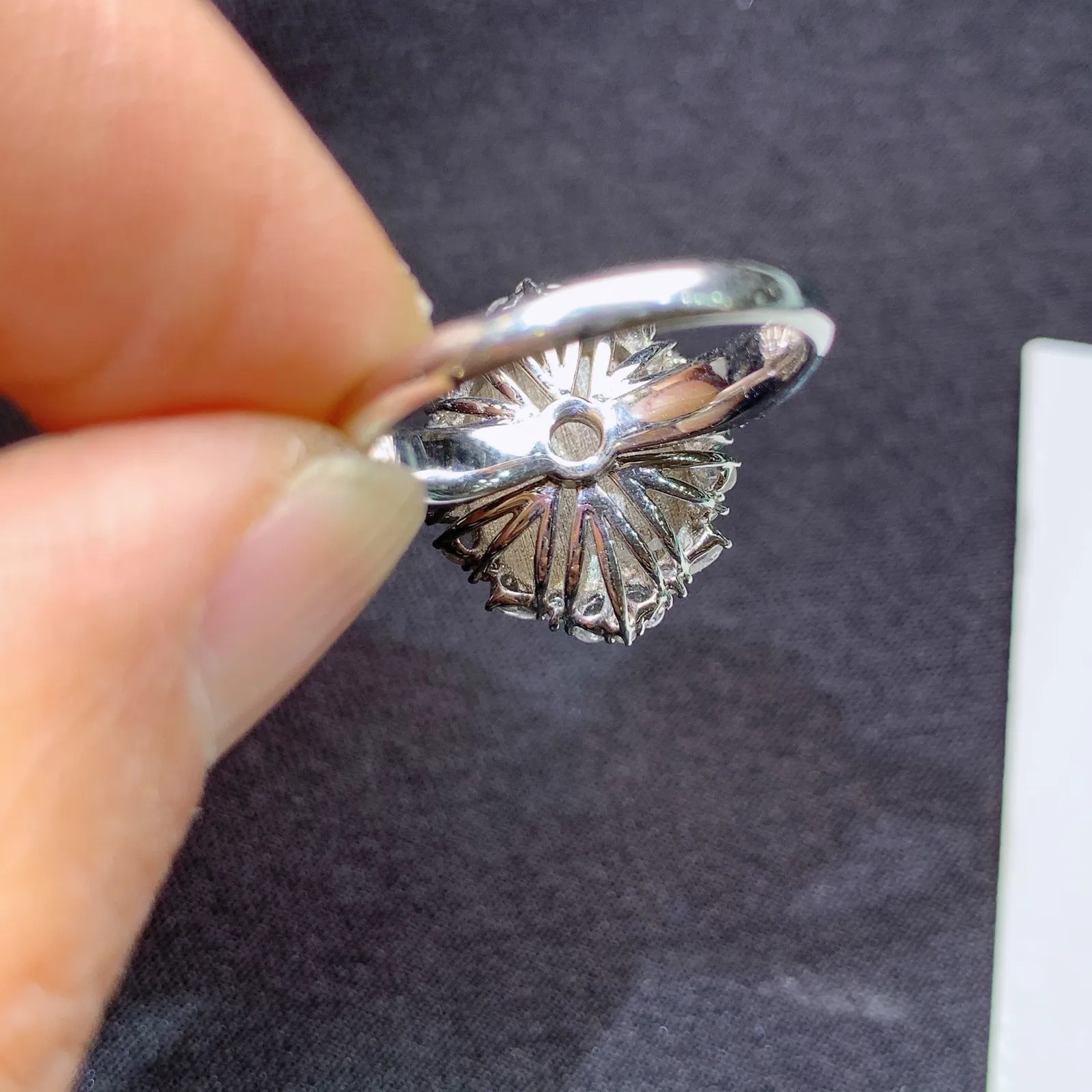 冰种貔貅戒指，18k金钻搭配小绿蛋面镶嵌，简约时尚，冰润细腻，种水足，Bl 整体尺寸17.5*14.8*10.8圈口14