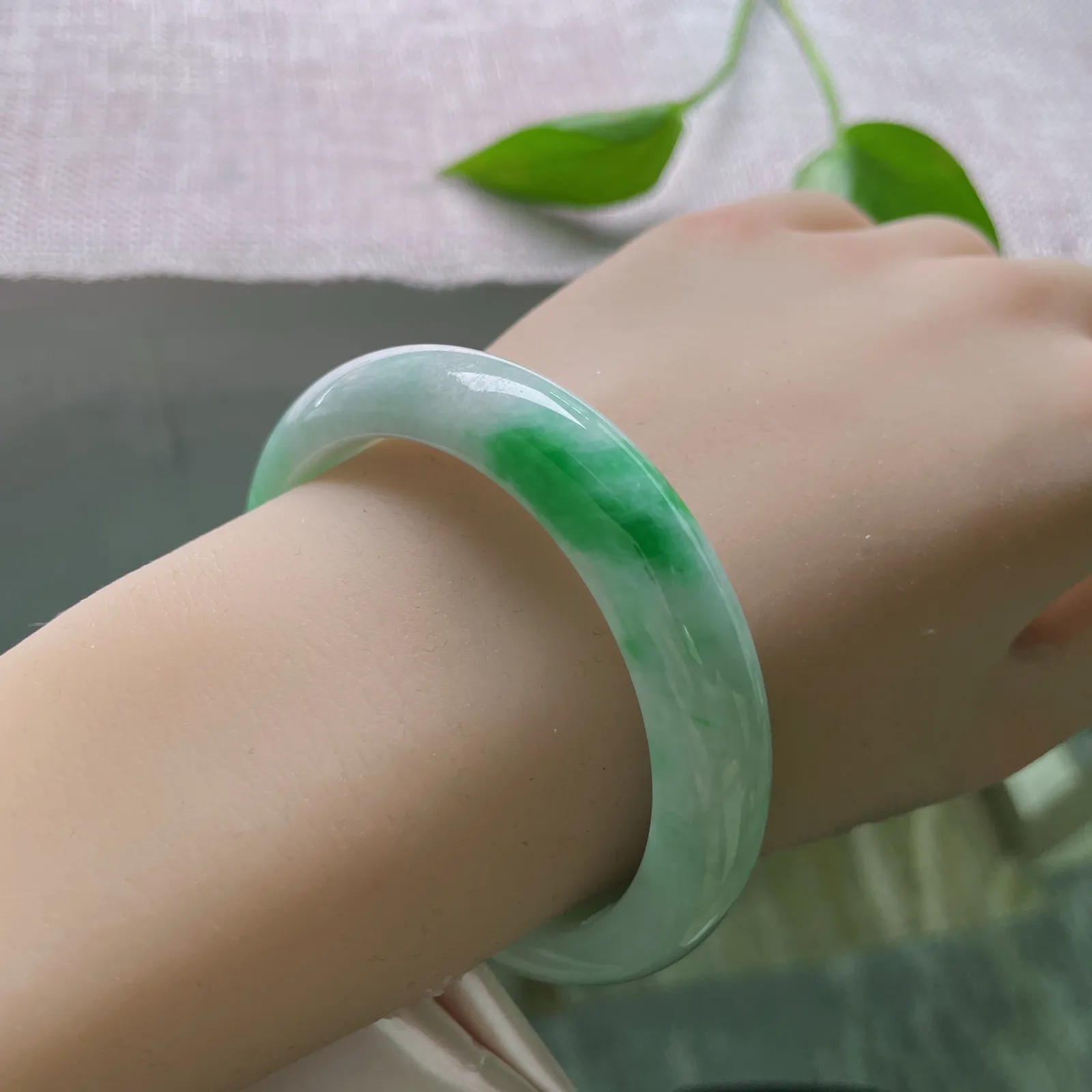 53.5/12.3/8，飘绿正圈，翠色鲜艳夺目，一抹晴绿染镯间，似将春山裁成圈。皮纹