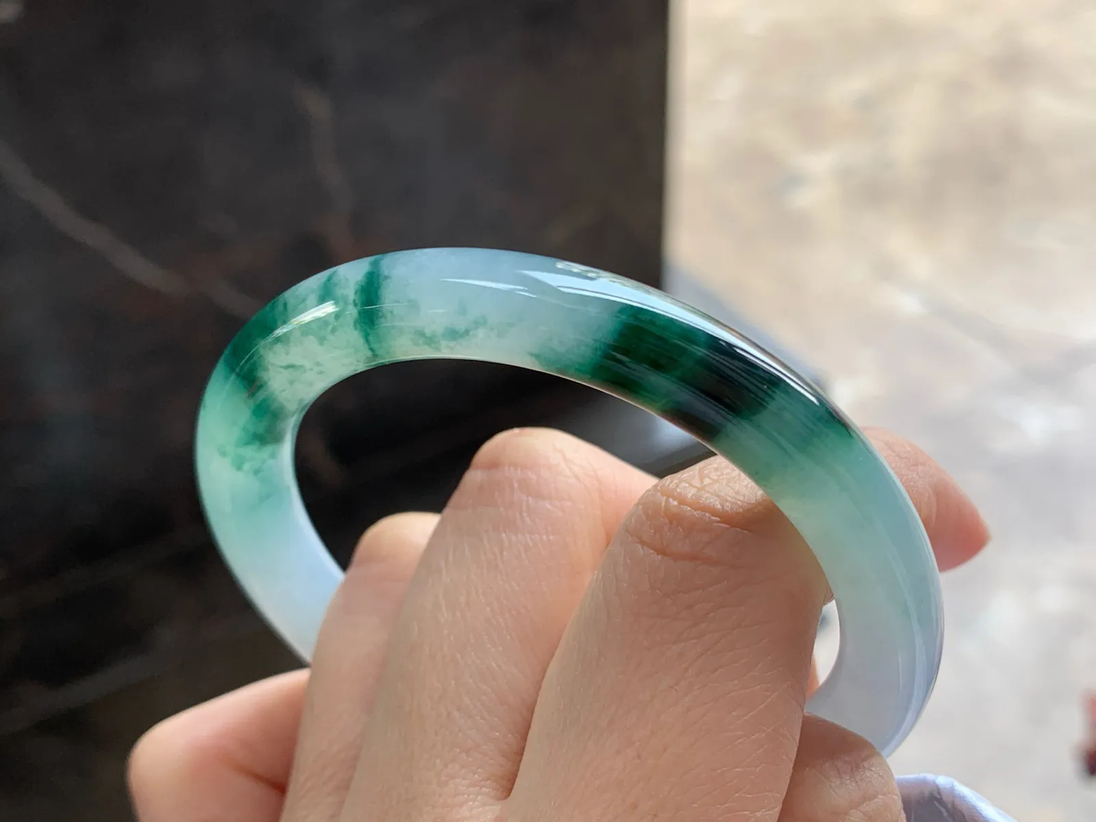 52-8.5

飘花圆条手镯^_^飘花浓郁 玉质温润