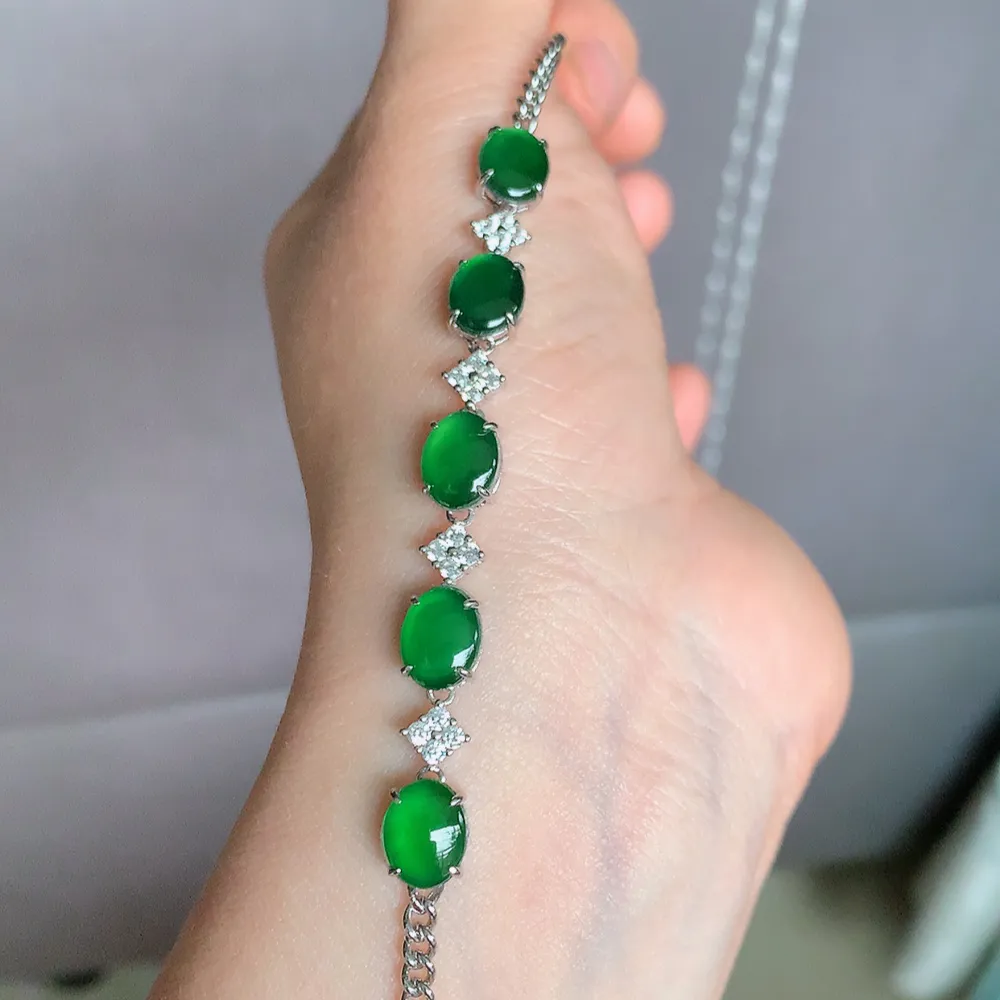 冰润满绿翡翠手链，水水润润，珠圆玉润，颜色鲜艳，妙明清净，清秀高雅，佩戴效果优雅迷人！性价比超值 W815.28  取一尺寸：9-7-4.4mm  裸石尺寸：9-7mm