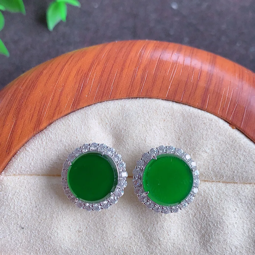 冰透满绿翡翠925银镶嵌耳钉，自然光实拍，翠色灵动，颜色漂亮，种老水足，品相佳，佩戴佳品！W815.