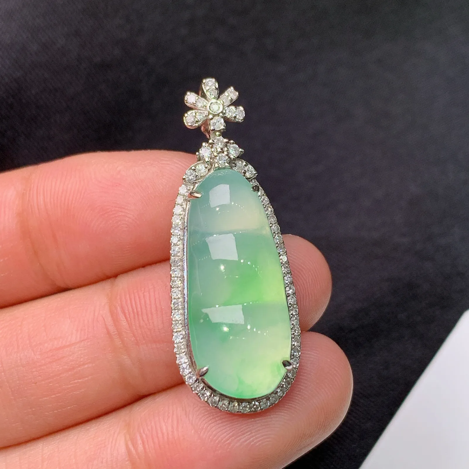 冰飘绿福豆吊坠，18k金钻镶嵌，冰润饱满，玉质细腻，种水足，Tl整体尺寸34.8*13*7.8