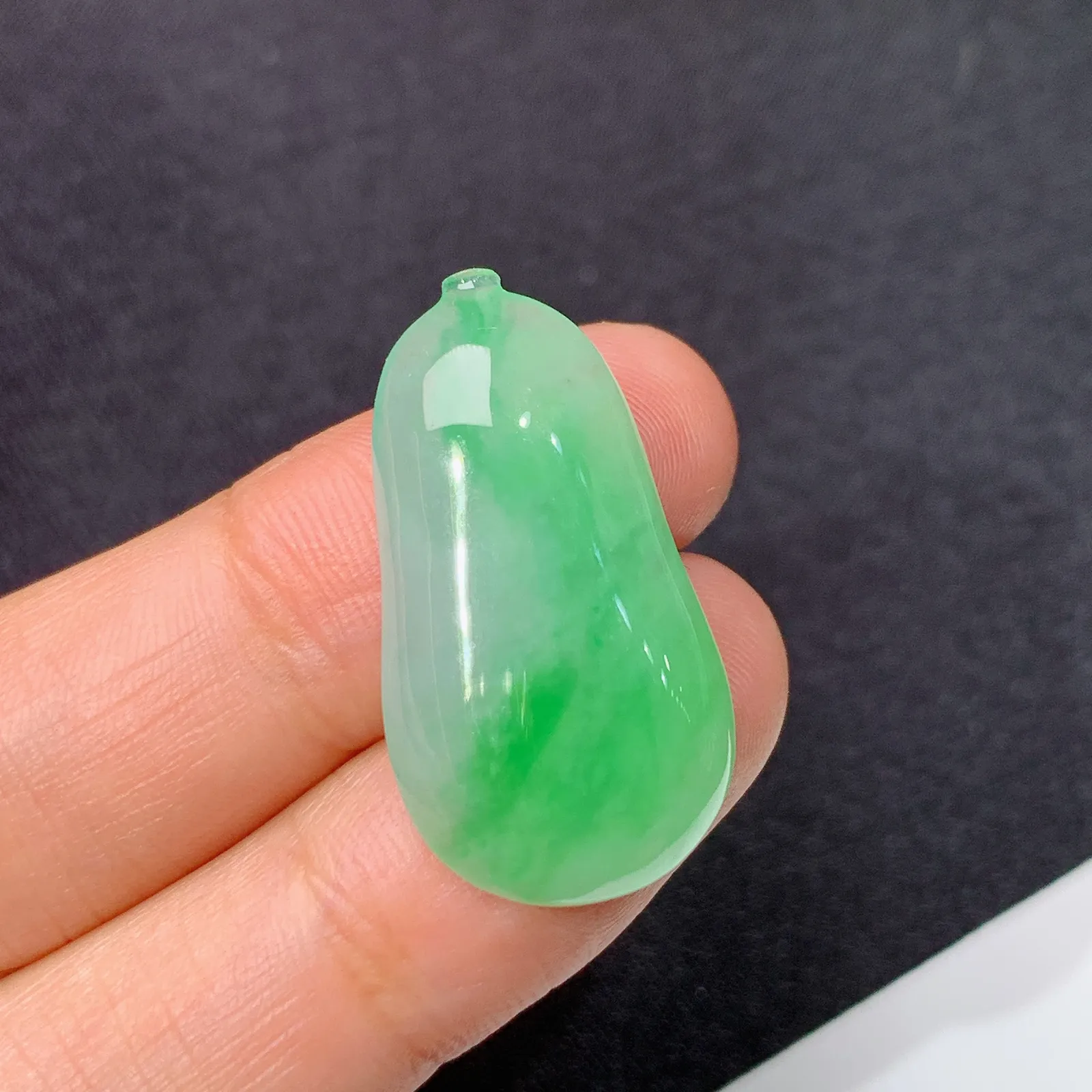 冰飘绿福瓜，镶嵌佳品，冰润色阳，玉质细腻，种水足，Xg 尺寸27.7*15*4.8