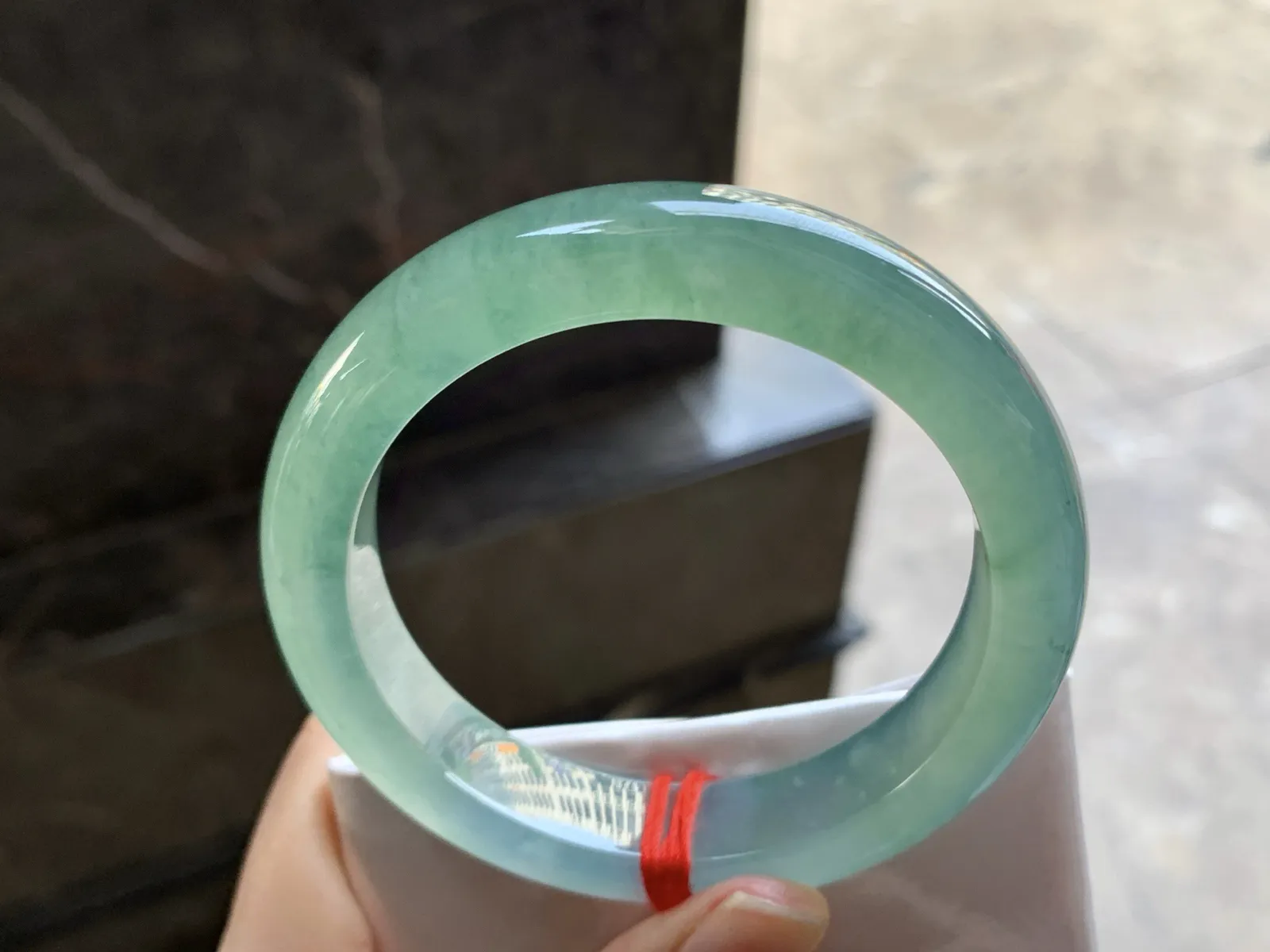 55-12.8-9.2

冰种晴水橄榄绿手镯^_^种水透亮