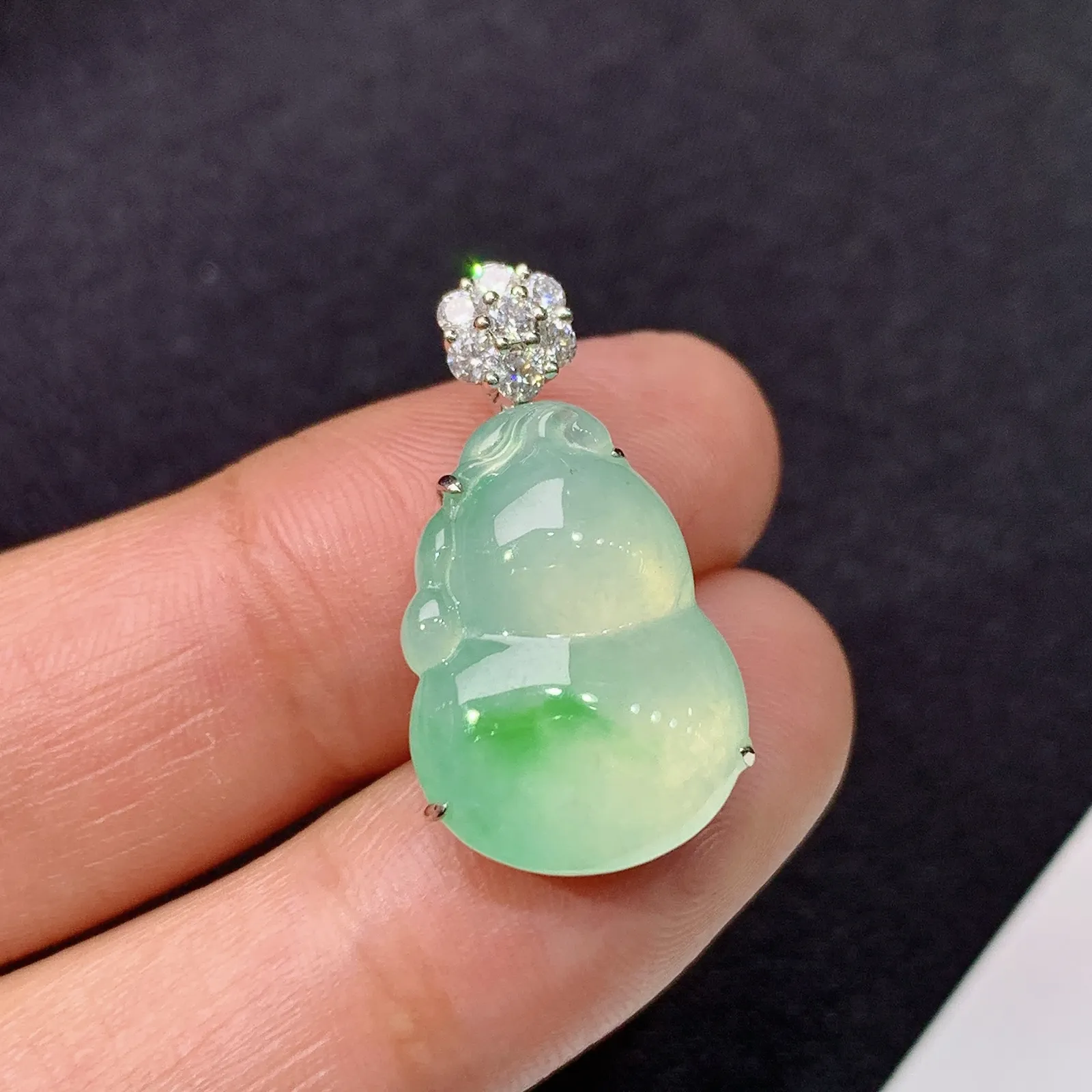 冰飘绿葫芦吊坠，18k金钻镶嵌，冰润饱满，玉质细腻，Tl整体尺寸23.8*12.9*6.8