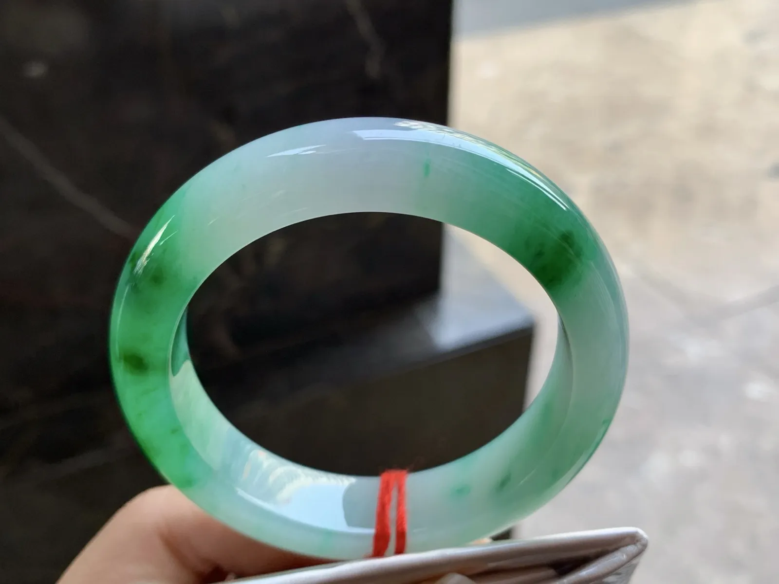 53.5-13.3-9.2

阳绿色手镯^_^颜色鲜艳 玉质温润