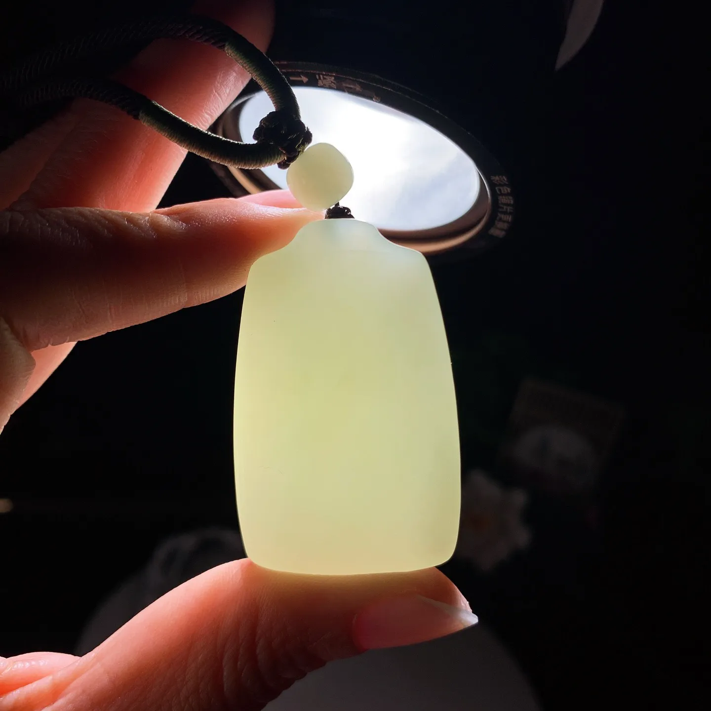 和田玉青海清水平安无事牌挂件。尺寸45/28/11重37.7克。玉质细腻油润。手推出油。品相大气。lt260228