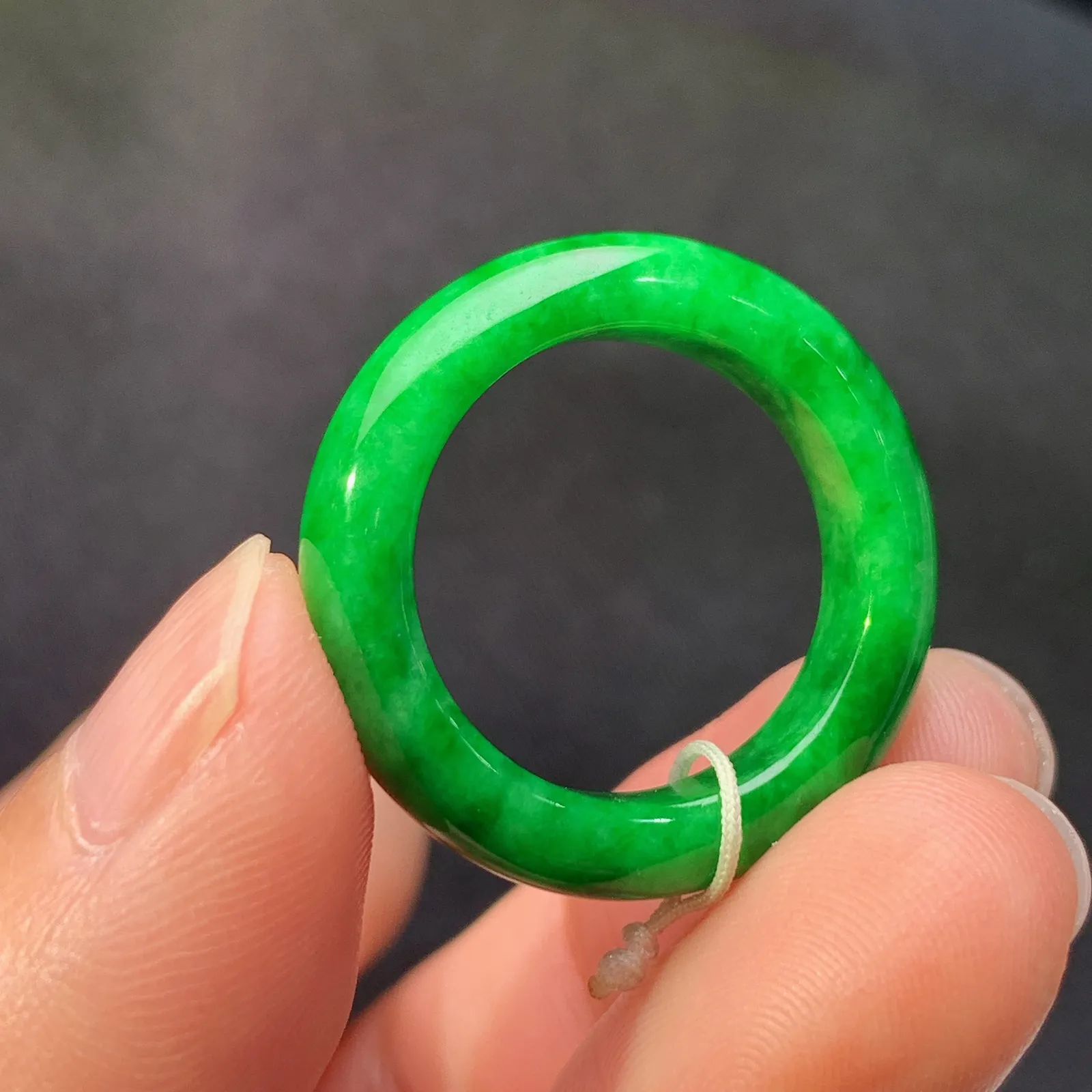 阳绿戒圈，指环，玉质细腻，色泽鲜艳高贵，Xu圈口15宽6.1*厚3.5