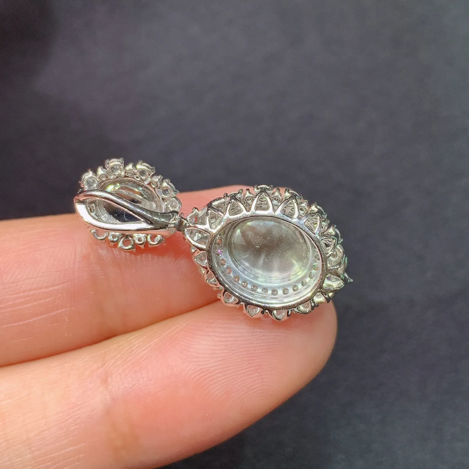 冰阳绿蛋面吊坠，18k金钻镶嵌，冰润色阳，玉质水润细腻，种水足，Tl整体尺寸27.8*12.6*8.7