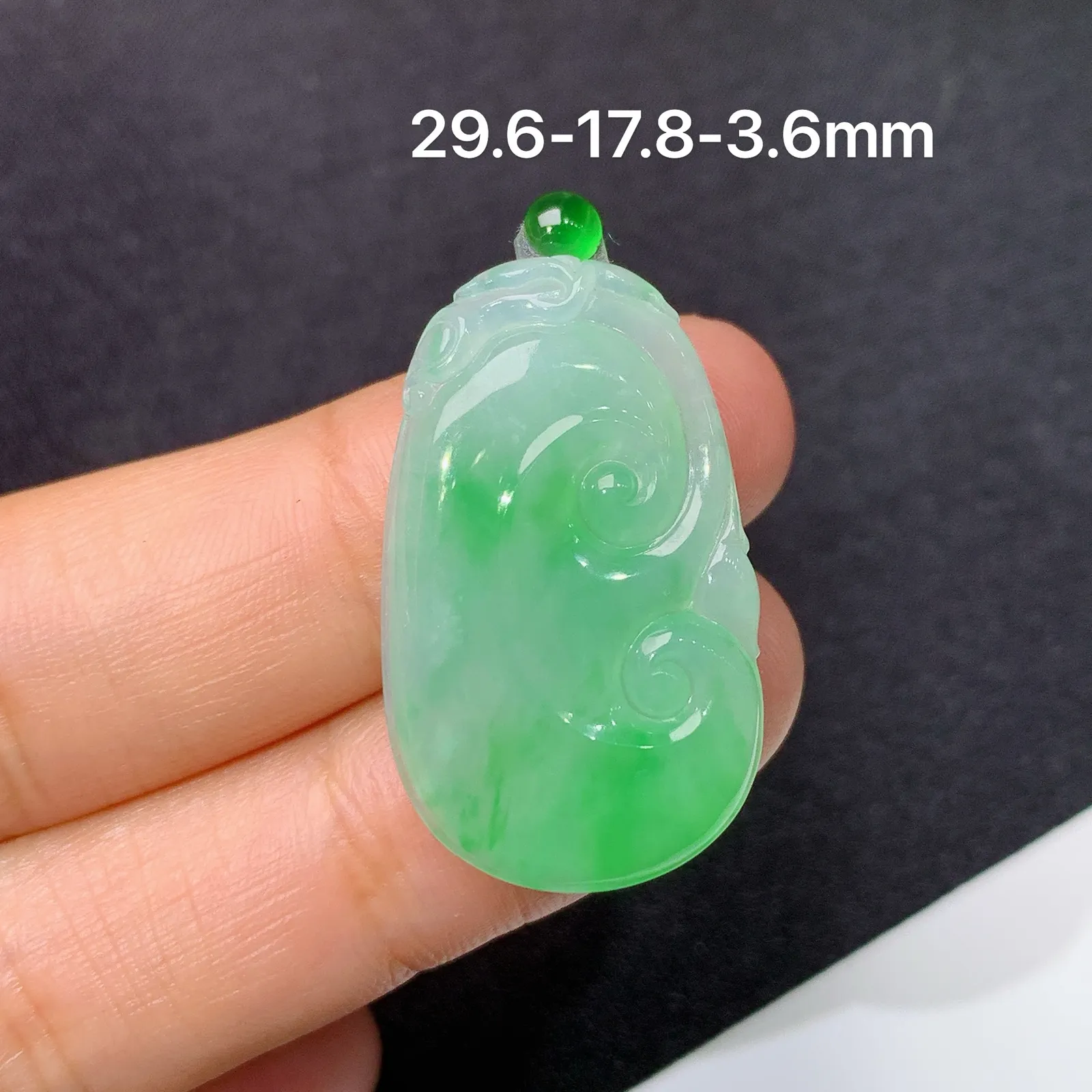 冰飘绿如意，镶嵌佳品，冰润色阳，玉质细腻，种水足，Xg 尺寸29.6*17.8*3.6