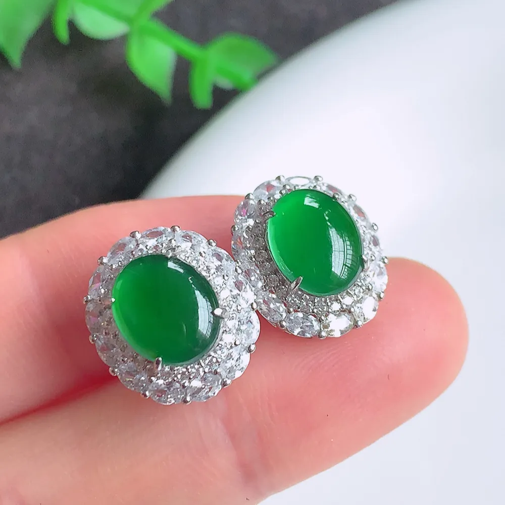 冰透满绿翡翠925银镶嵌耳钉，自然光实拍，翠色灵动，颜色漂亮，种老水足，品相佳，佩戴佳品！W815.