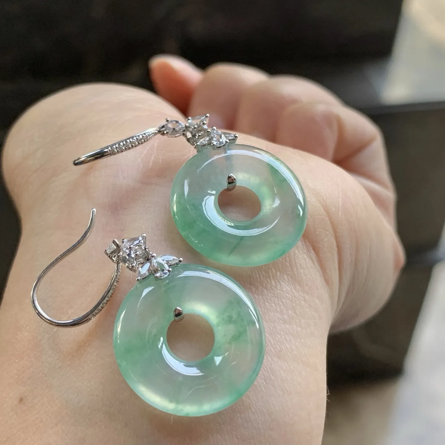 冰绿花甜甜圈耳坠^_^冰透 颜色好看 尺寸裸石19.1-3.9mm