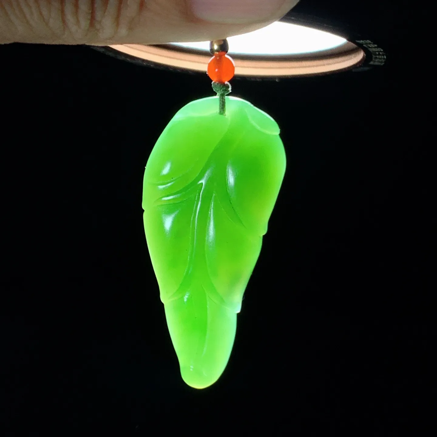 和田玉阳绿俄罗斯碧玉金枝玉叶挂件 尺寸44/20/8重11克 玉质细腻油润 底色纯净 脂粉好，品质好。lt260228