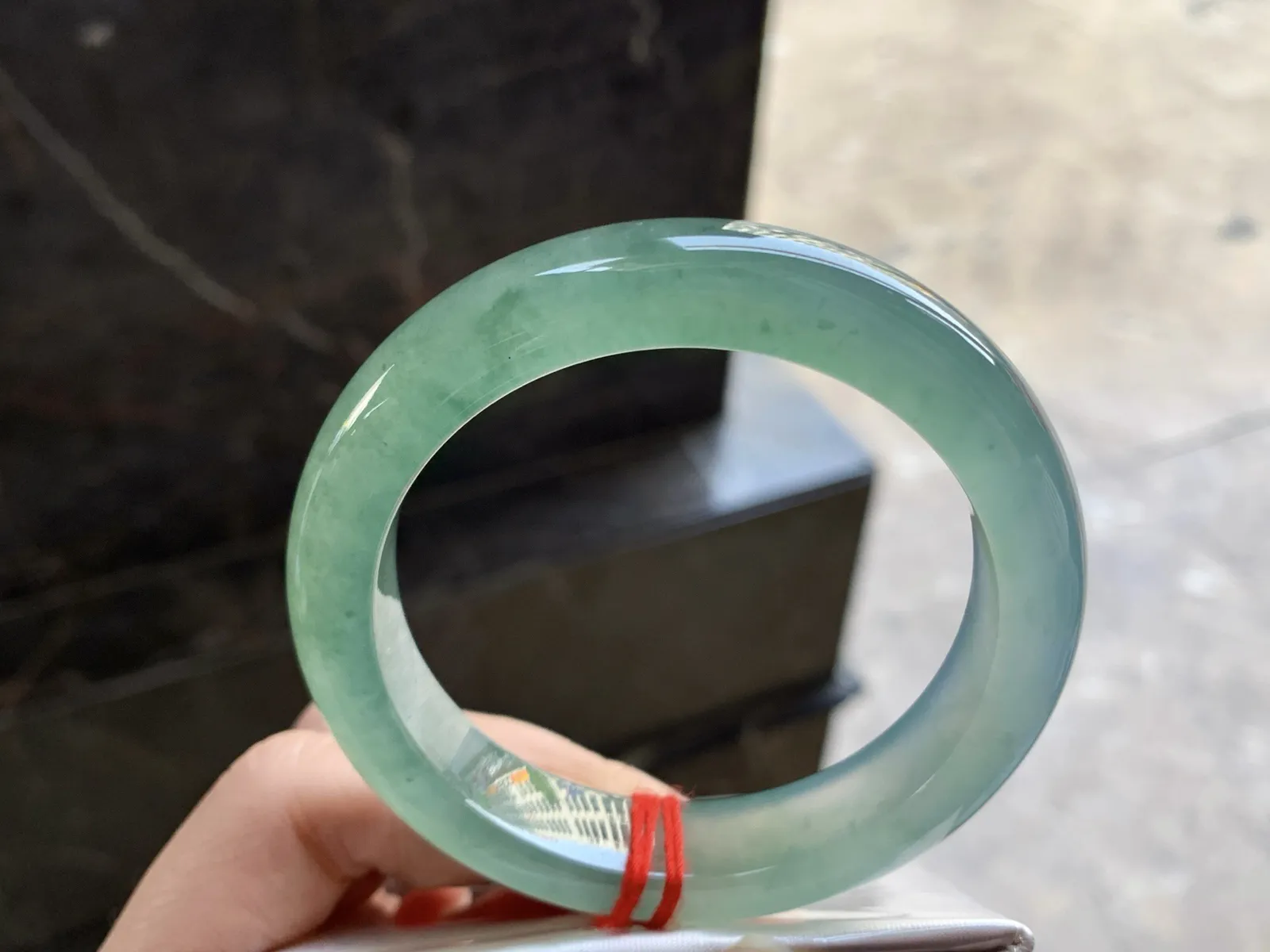 55-12.8-9.2

冰种晴水橄榄绿手镯^_^种水透亮