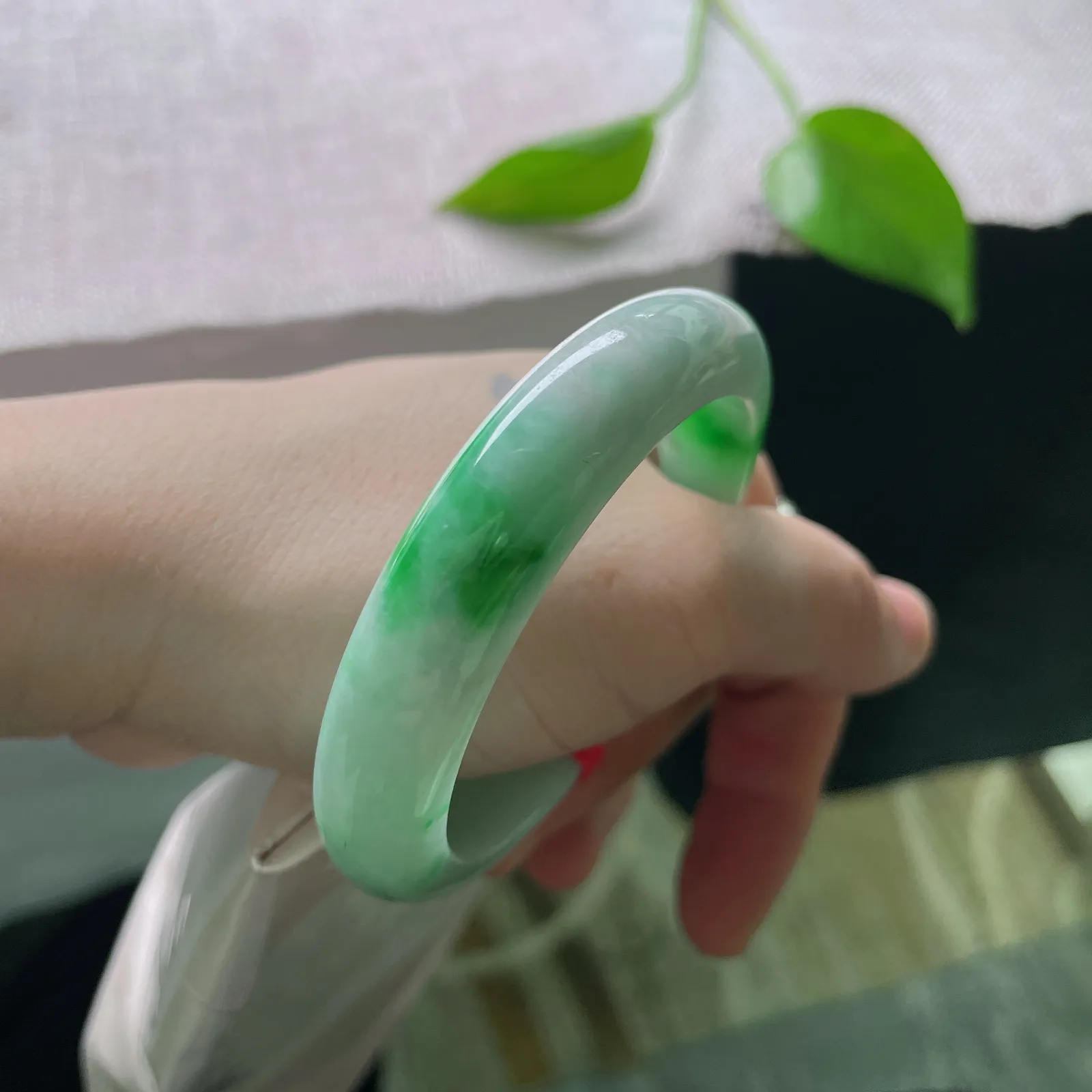 53.5/12.3/8，飘绿正圈，翠色鲜艳夺目，一抹晴绿染镯间，似将春山裁成圈。皮纹