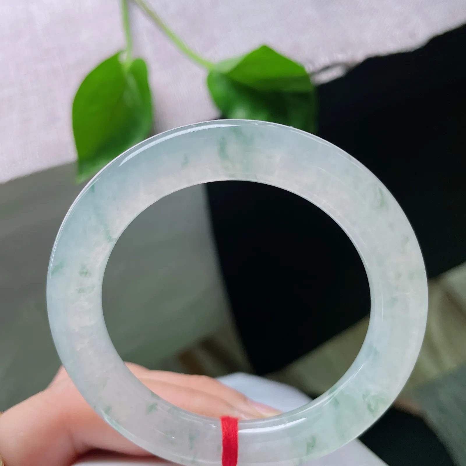 52/10.1，冰飘花圆条，结构紧密，玉质莹润通透，花色像是在清澈的水间游走