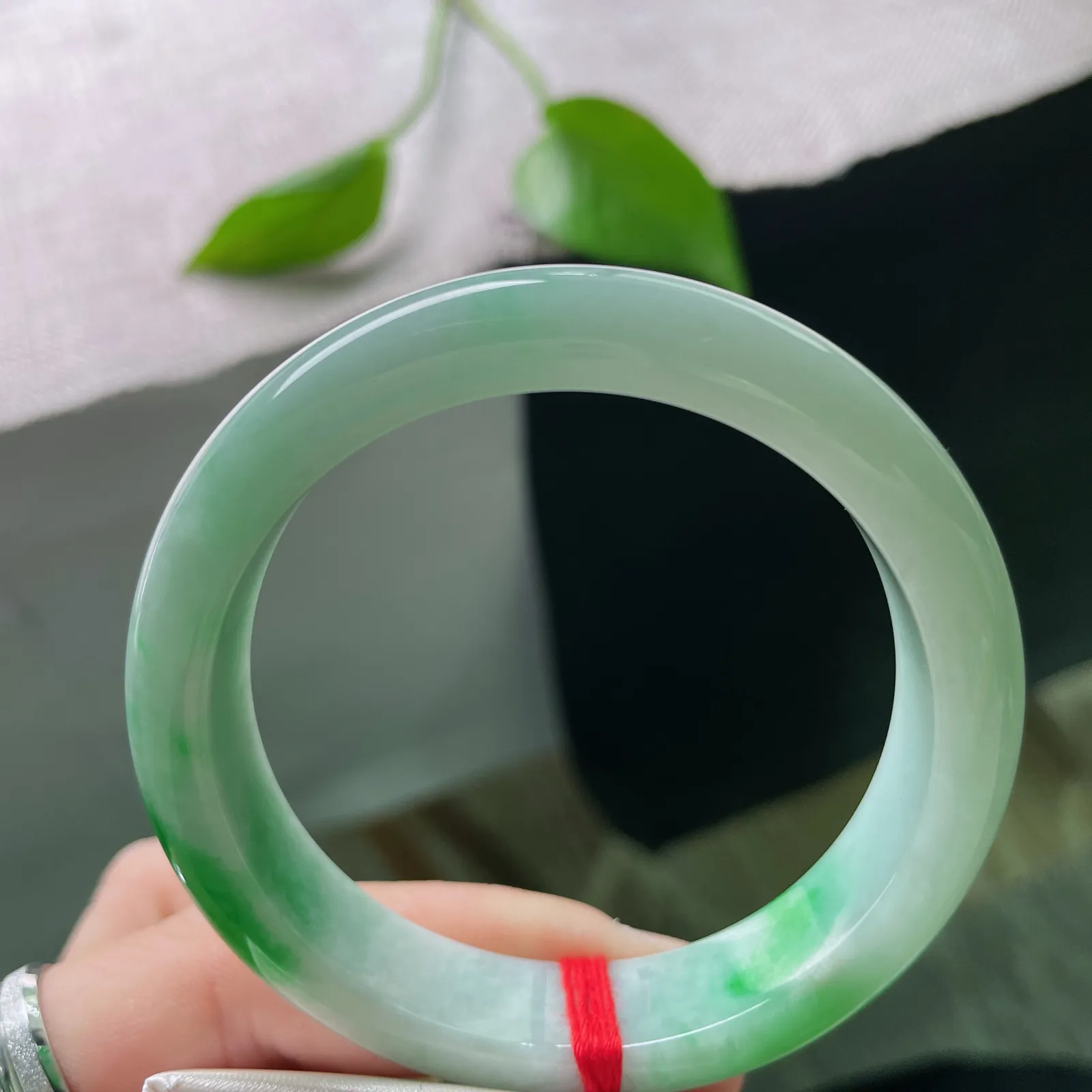 53.5/12.3/8，飘绿正圈，翠色鲜艳夺目，一抹晴绿染镯间，似将春山裁成圈。皮纹