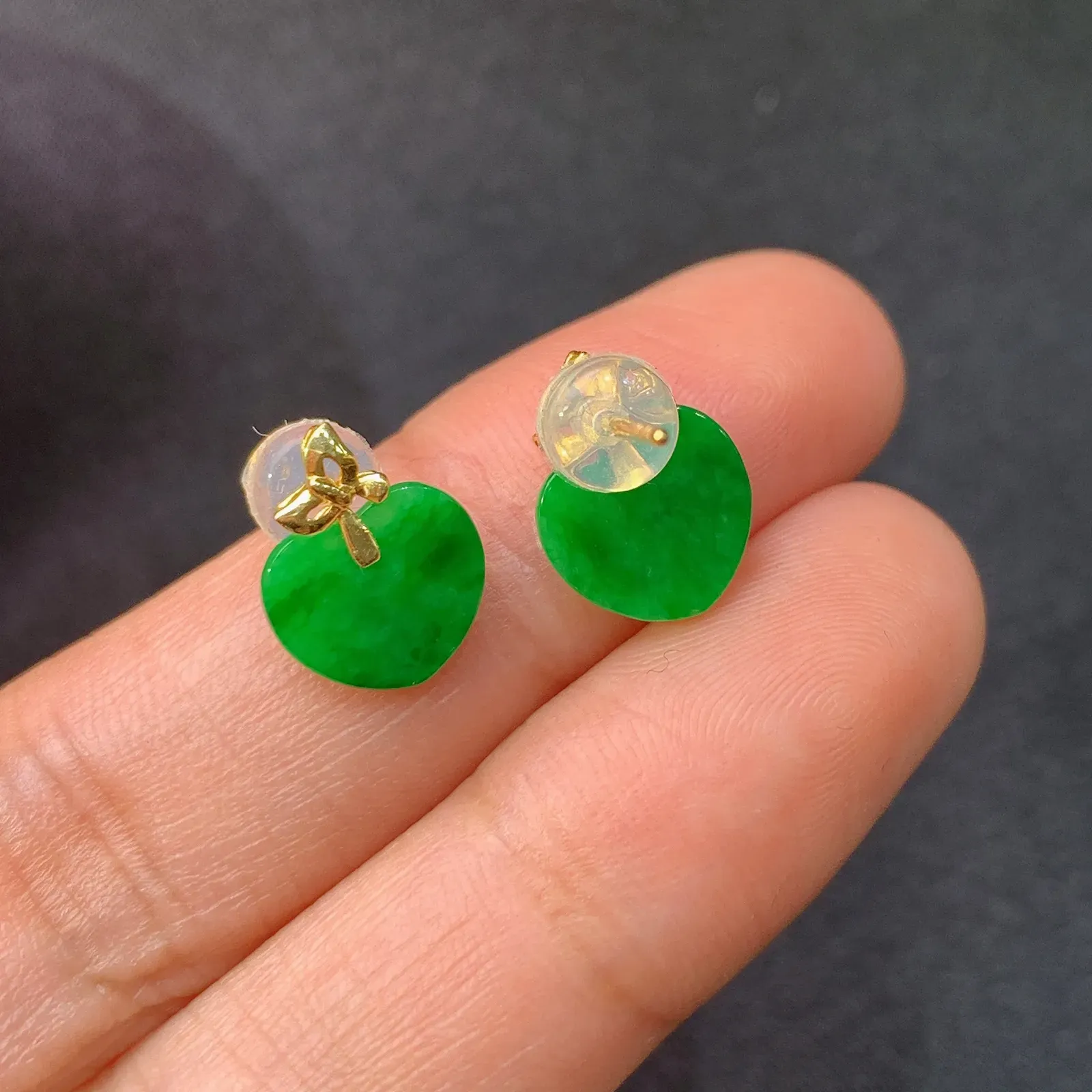 阳绿爱心耳钉，18k金镶嵌，简约时尚，冰润色阳，Xyg取一裸石尺寸7.6*8.7*1.1