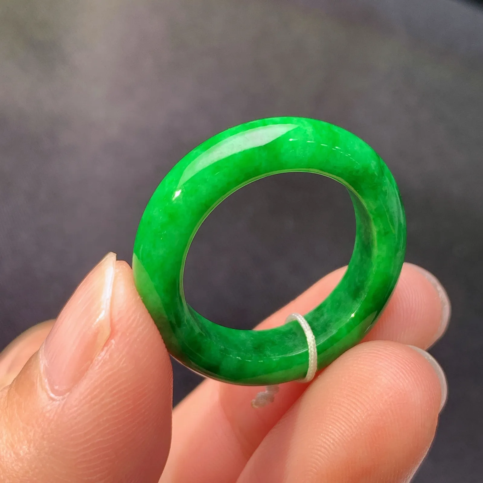 阳绿戒圈，指环，玉质细腻，色泽鲜艳高贵，Xu圈口15宽6.1*厚3.5