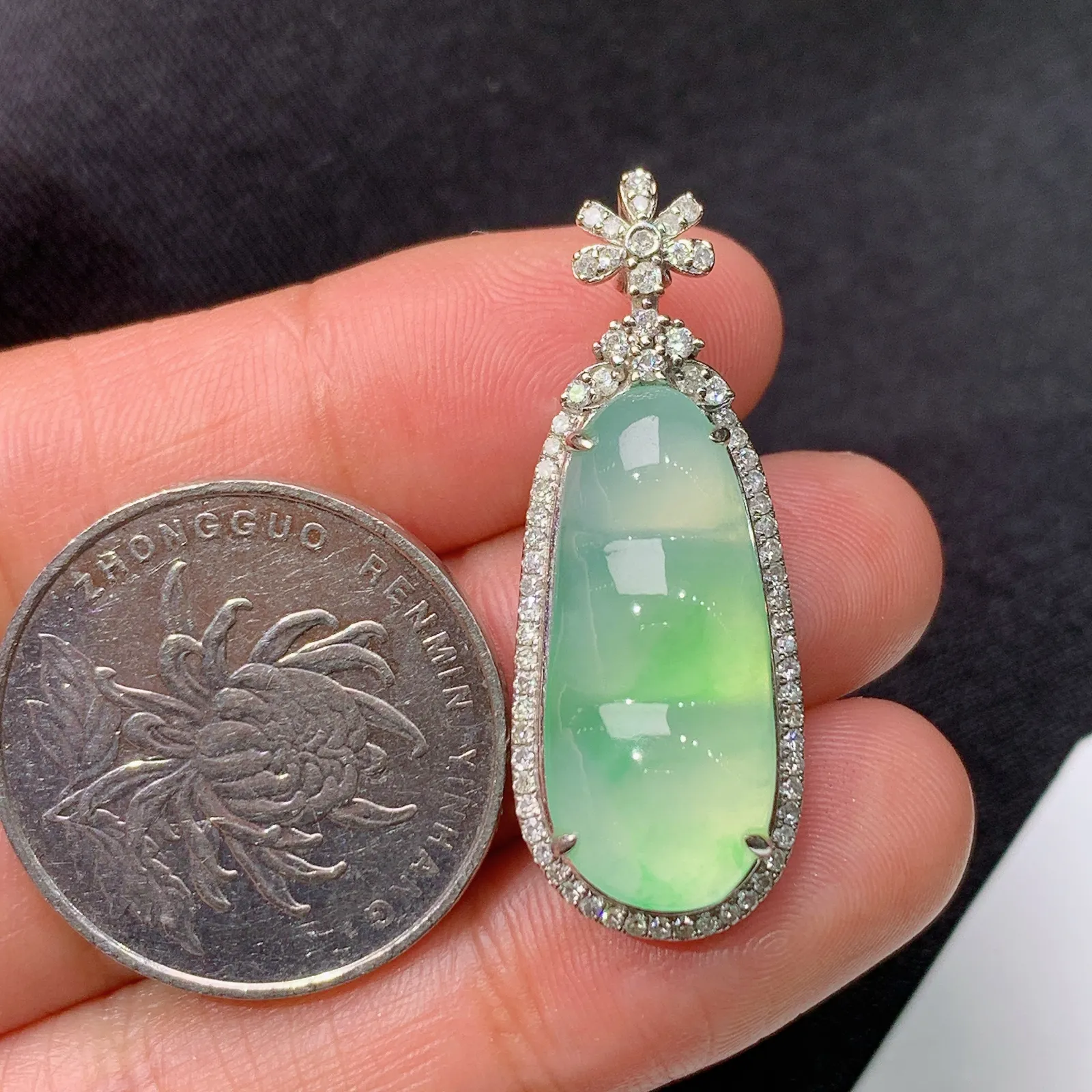 冰飘绿福豆吊坠，18k金钻镶嵌，冰润饱满，玉质细腻，种水足，Tl整体尺寸34.8*13*7.8