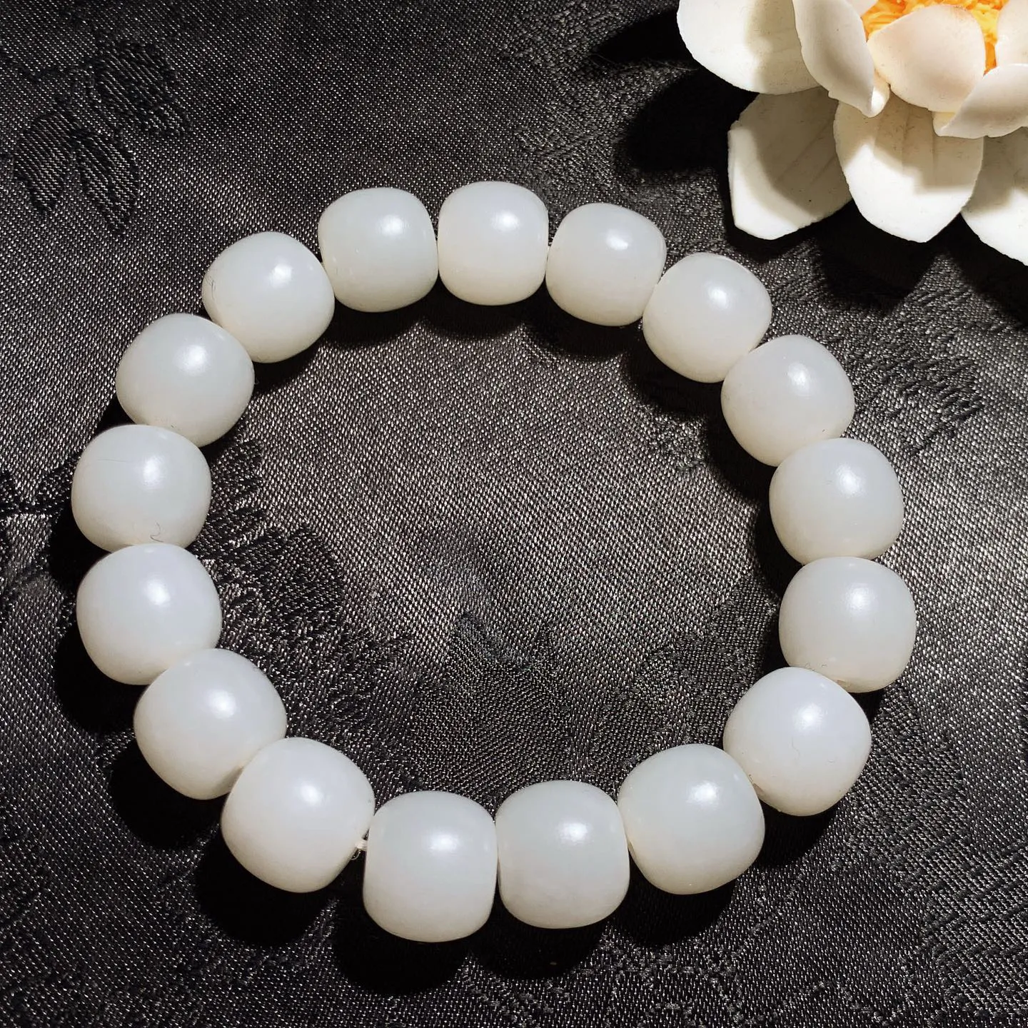 新疆和田玉老型珠手串 单颗尺寸11:12重44克。玉质细腻油润。手推出油。佩戴高端典雅。lt260228